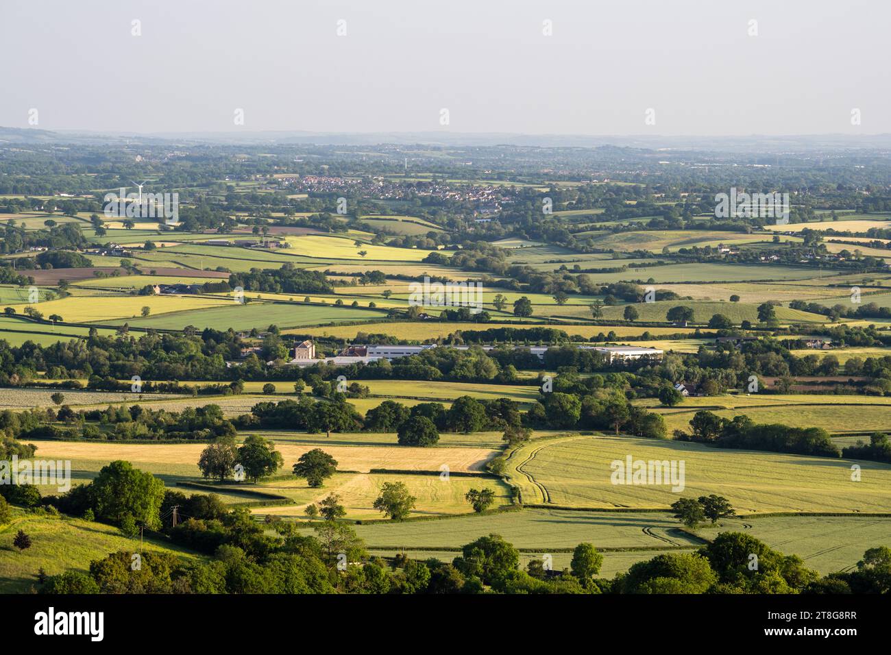 Die Renishaw PLC-Fabrik in New Mills befindet sich in einer Flickenteppellandschaft aus Ackerland, Dörfern und Wäldern, von der Cotswolds Edge in Glo aus gesehen Stockfoto