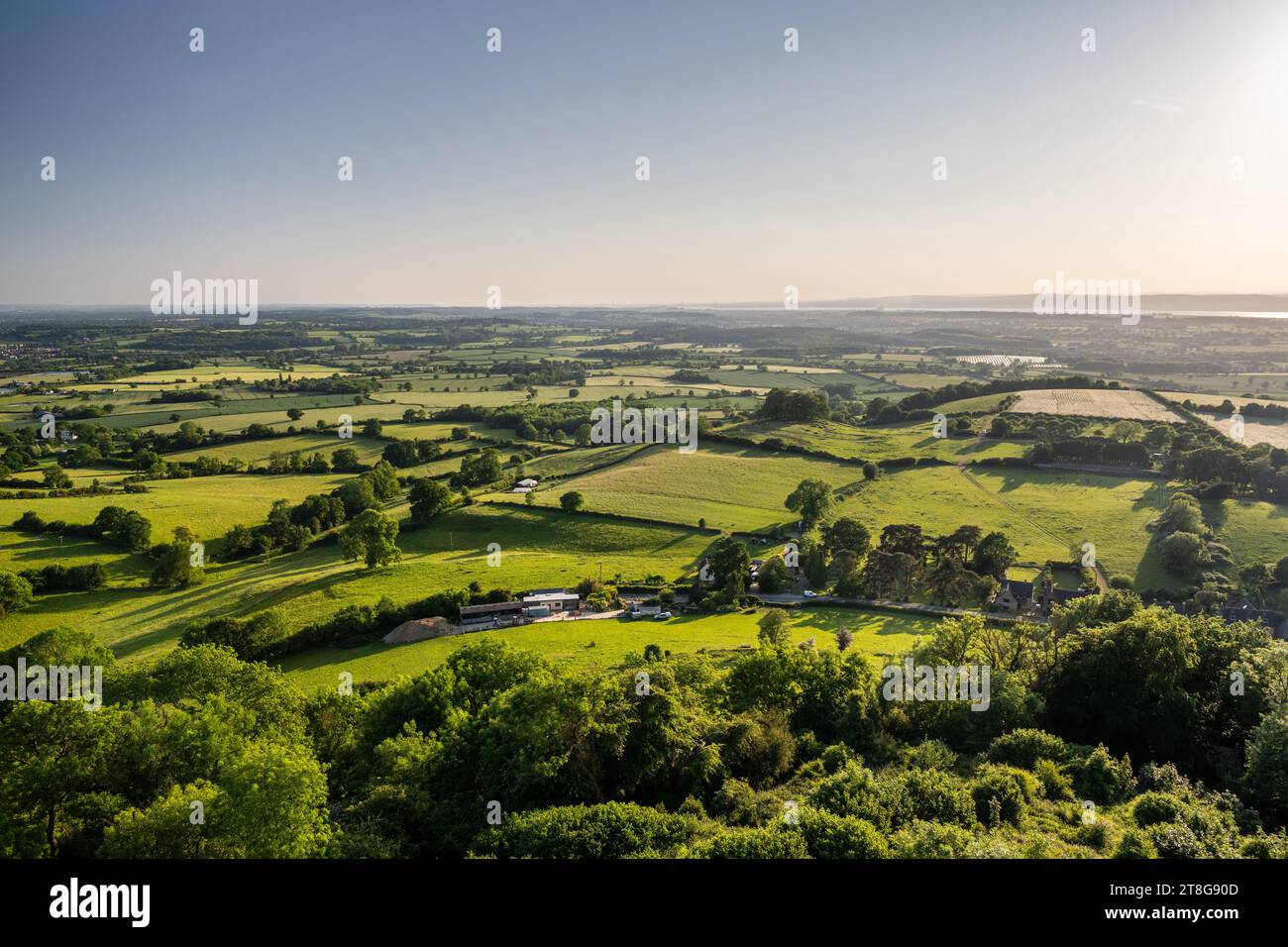 Ein Flickenteppich aus Ackerland und Wäldern füllt die Landschaft des Severn Valley, von der Cotswolds Edge in Gloucestershire aus gesehen. Stockfoto
