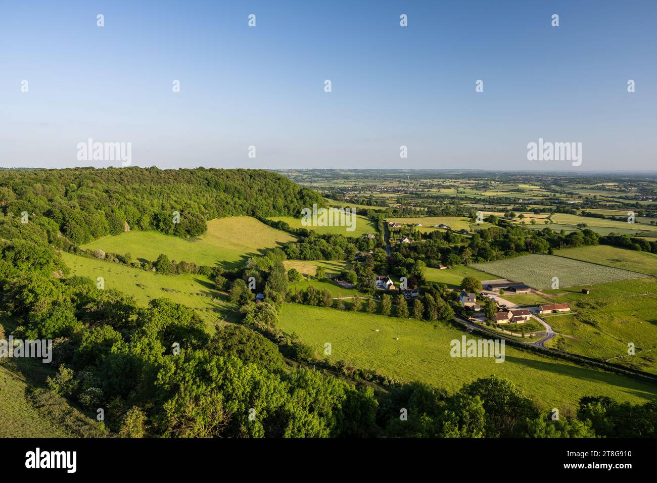 Die Abendsonne scheint auf dem steilen Abhang des Cotswolds Edge in North Nibley in Gloucestershire. Stockfoto