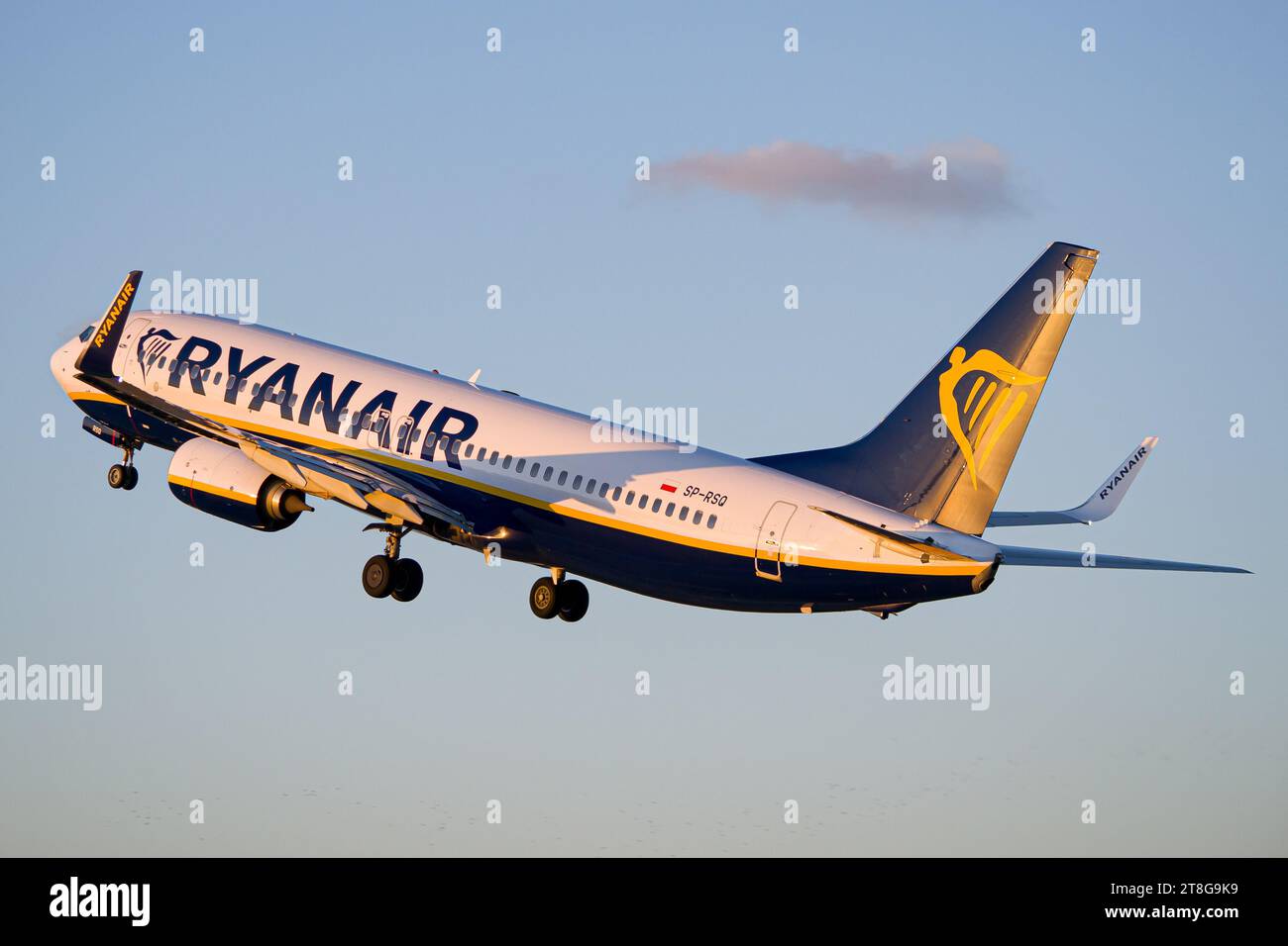 Ryanair Boeing 737-800 startet vom Flughafen Lemberg während der goldenen Stunde. Hochwertige Fotos Stockfoto