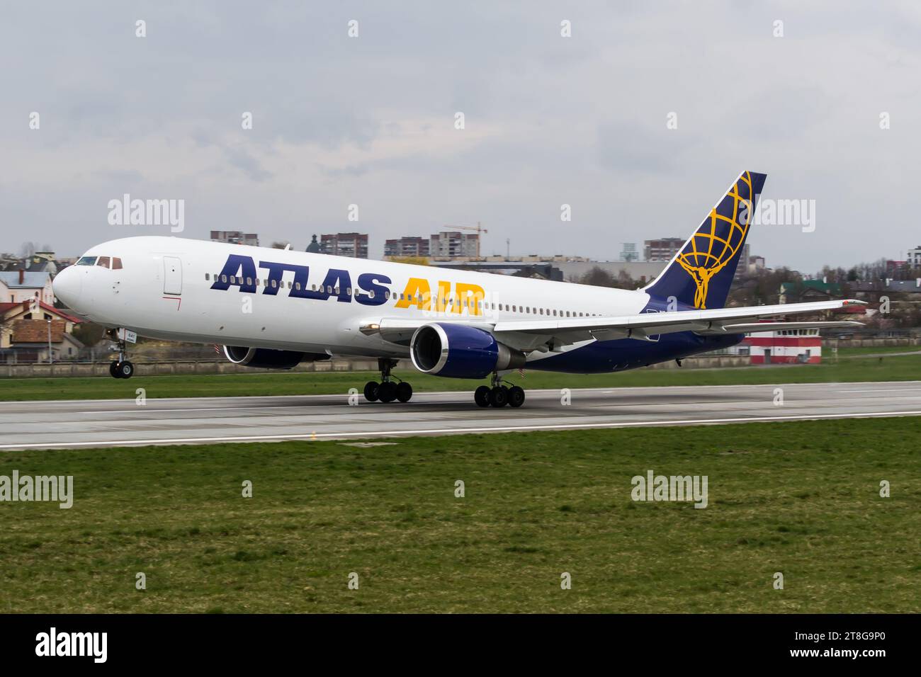 Atlas Air Boeing 767-300 startet vom Flughafen Lemberg Stockfoto