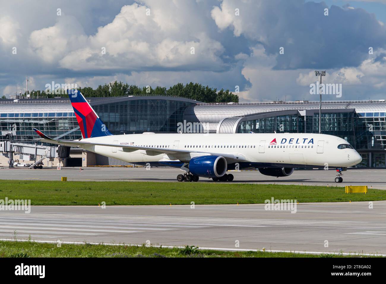 Delta Air Lines A350-900 auf dem Vorfeld Bravo im Flughafen Lemberg. Hochwertige Fotos Stockfoto