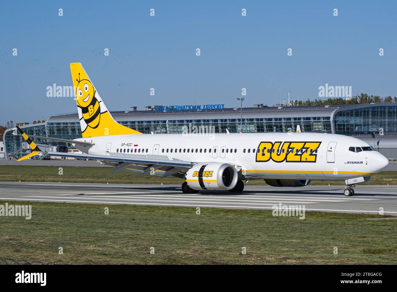 Buzz Airlines (von Ryanair betrieben) Boeing 737 MAX 8-200 verlangsamt sich auf der Landebahn nach der Landung auf dem Flughafen Lemberg. Hochwertige Fotos Stockfoto