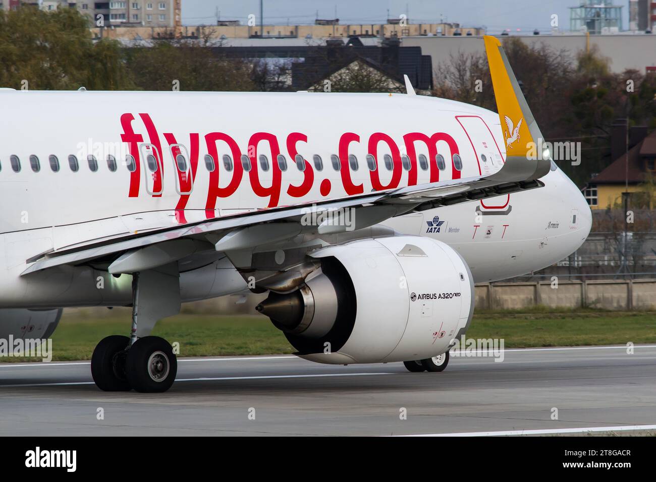 Pegasus Airlines Airbus A320 NEO Rolling zum Start vom Flughafen Lemberg Stockfoto