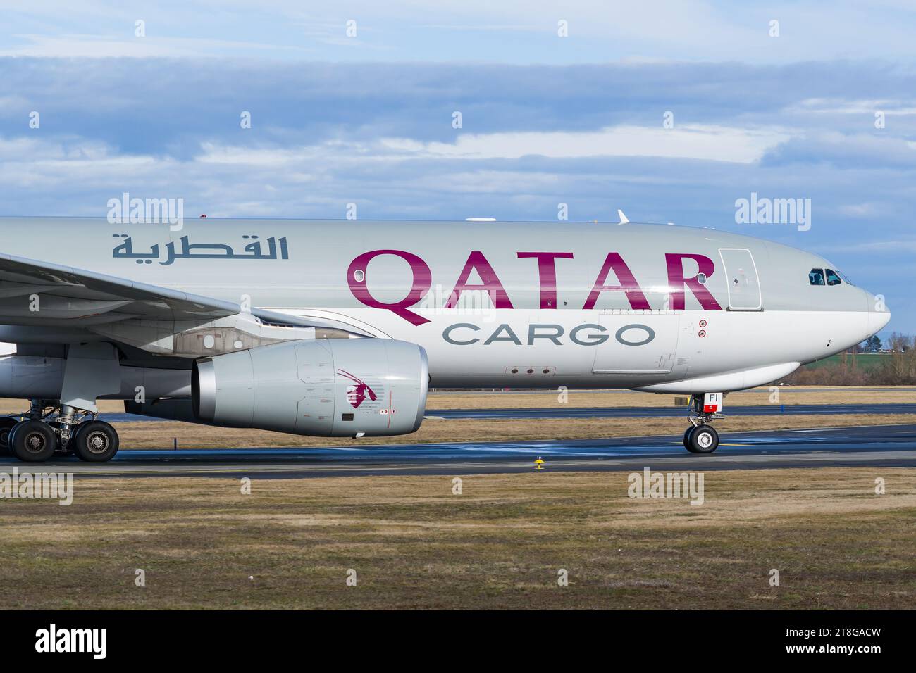 Nahaufnahme des Qatar Airways Cargo Airbus A330-200F, der nach der Landung auf dem Flughafen Prag zum Entladestand fährt. Hochwertige Fotos Stockfoto