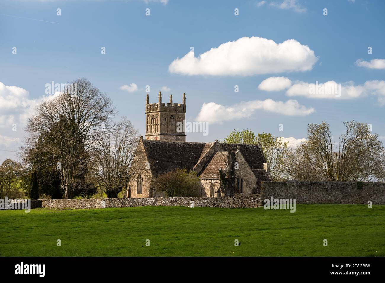 Die traditionelle Pfarrkirche St. Mary in West Kington, Wiltshire. Stockfoto