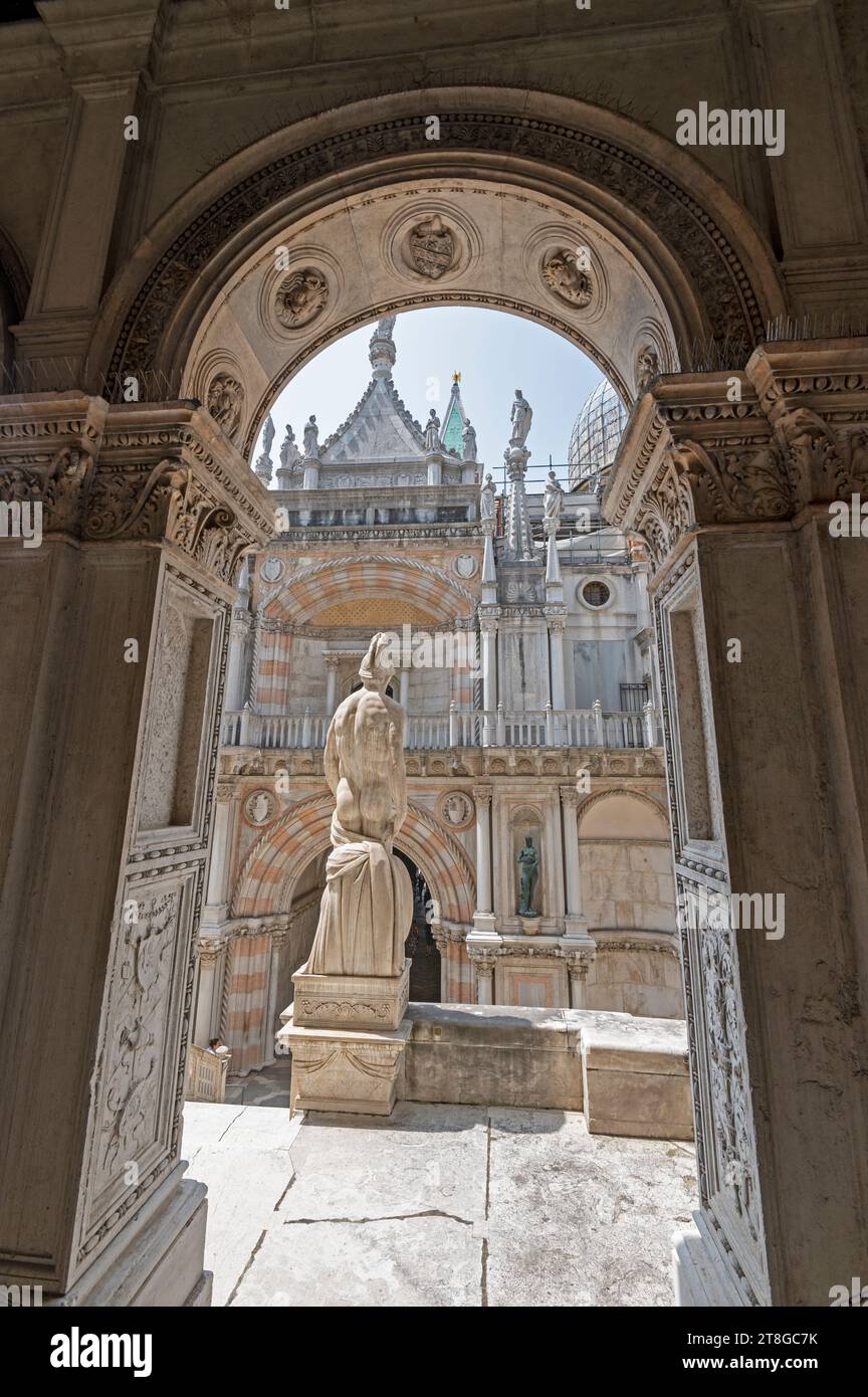 Scala dei Giganti. Am Fuße der monumentalen Marmor Scala dei Giganti (Treppe der Riesen), die den Innenhof mit dem ersten Stock verbindet und führt Stockfoto