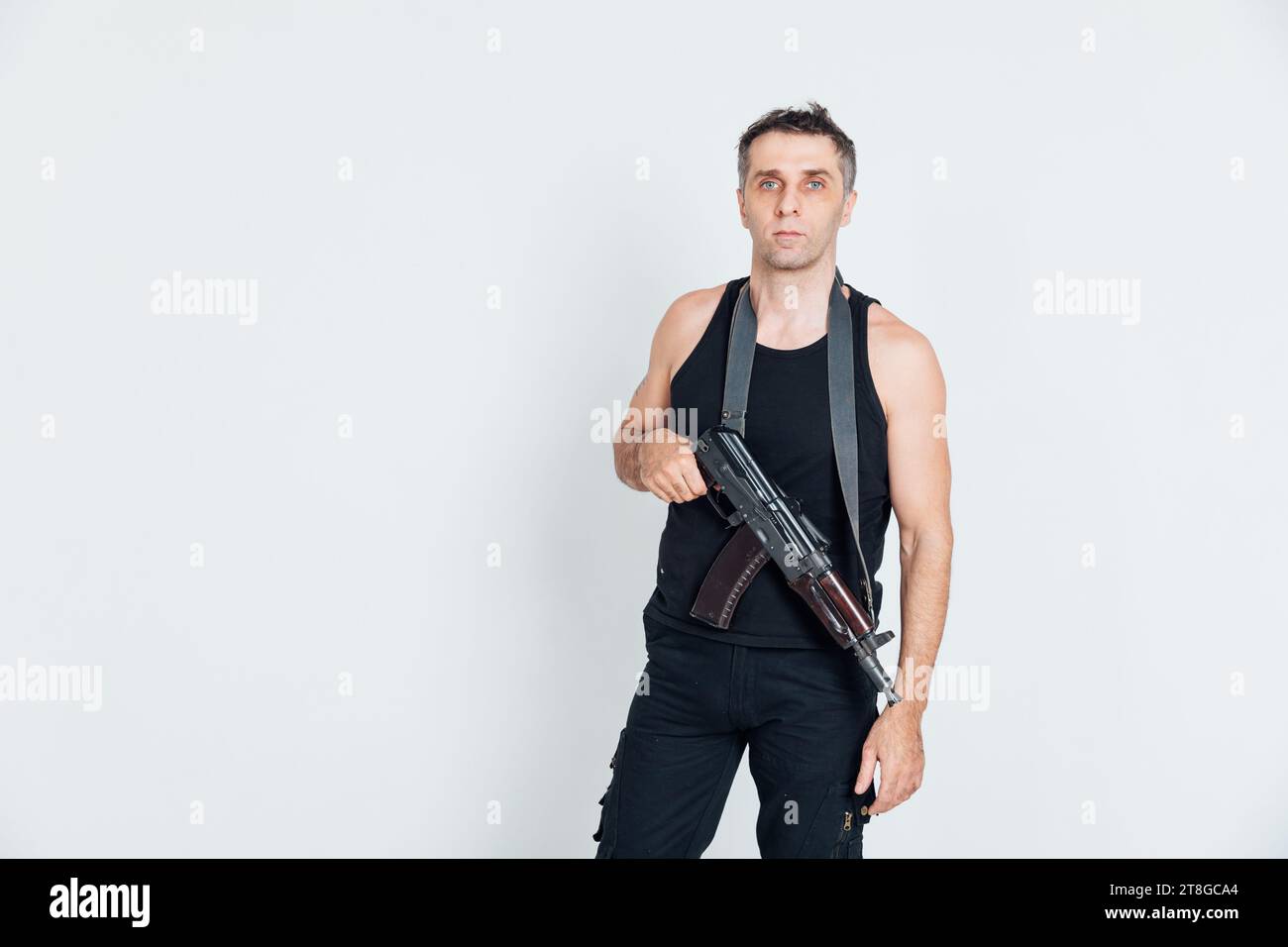 Militärmann auf weißem Hintergrund Maschinengewehr Stockfoto
