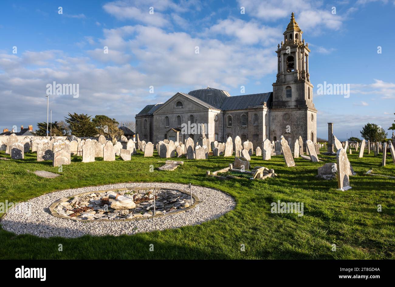 Ort einer Bombenexplosion aus dem 2. Weltkrieg auf dem Friedhof der alten Pfarrkirche St. George auf Dorset’s Isle of Portland. Stockfoto