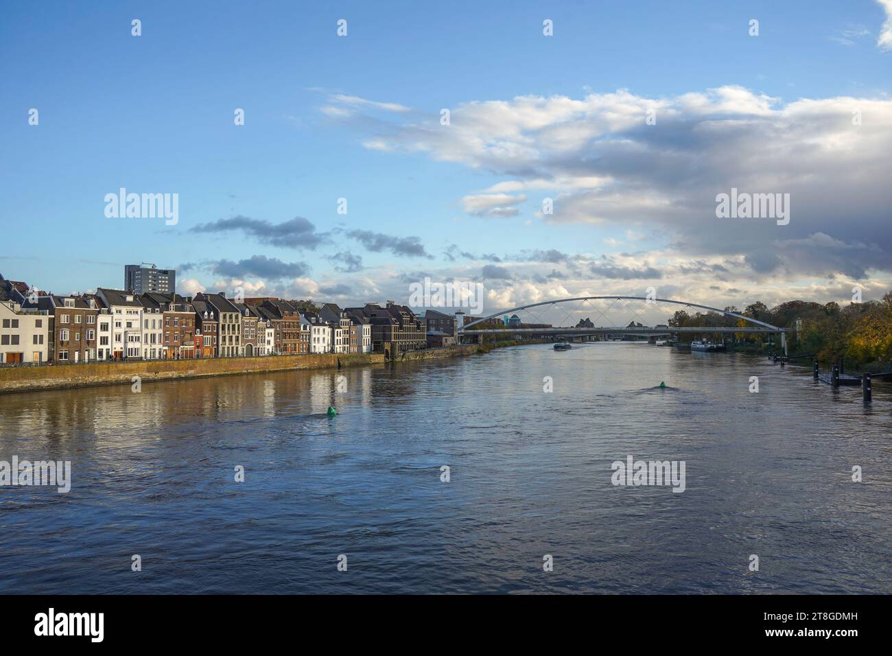 Wijck-Viertel am Fluss maas, de Maas, mit Kennedy-Brücke, Maastricht, Limburg, Niederlande. Stockfoto