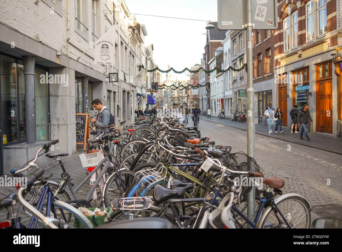 Fahrräder parken in den Straßen von Maastricht, Limburg, Niederlande. Stockfoto