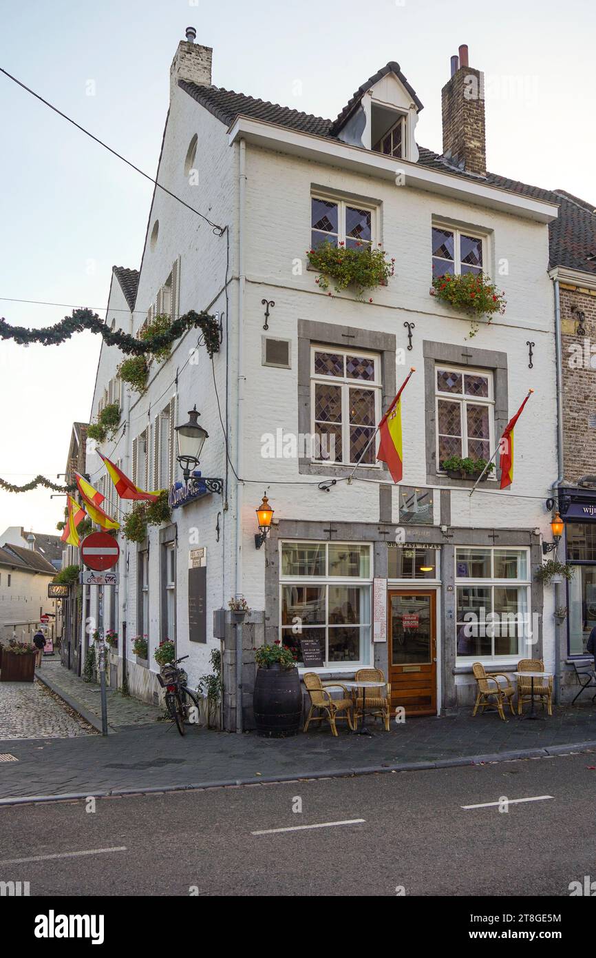 Altes Bar-Café-Gebäude in Maastricht, Limburg, Niederlande. Stockfoto