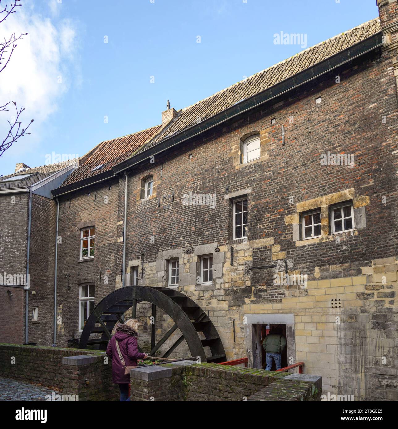 "De Bisschopsmolen", die Bischofsmühle, am Jeker-Fluss, Maastricht, Limburg, Niederlande. Stockfoto