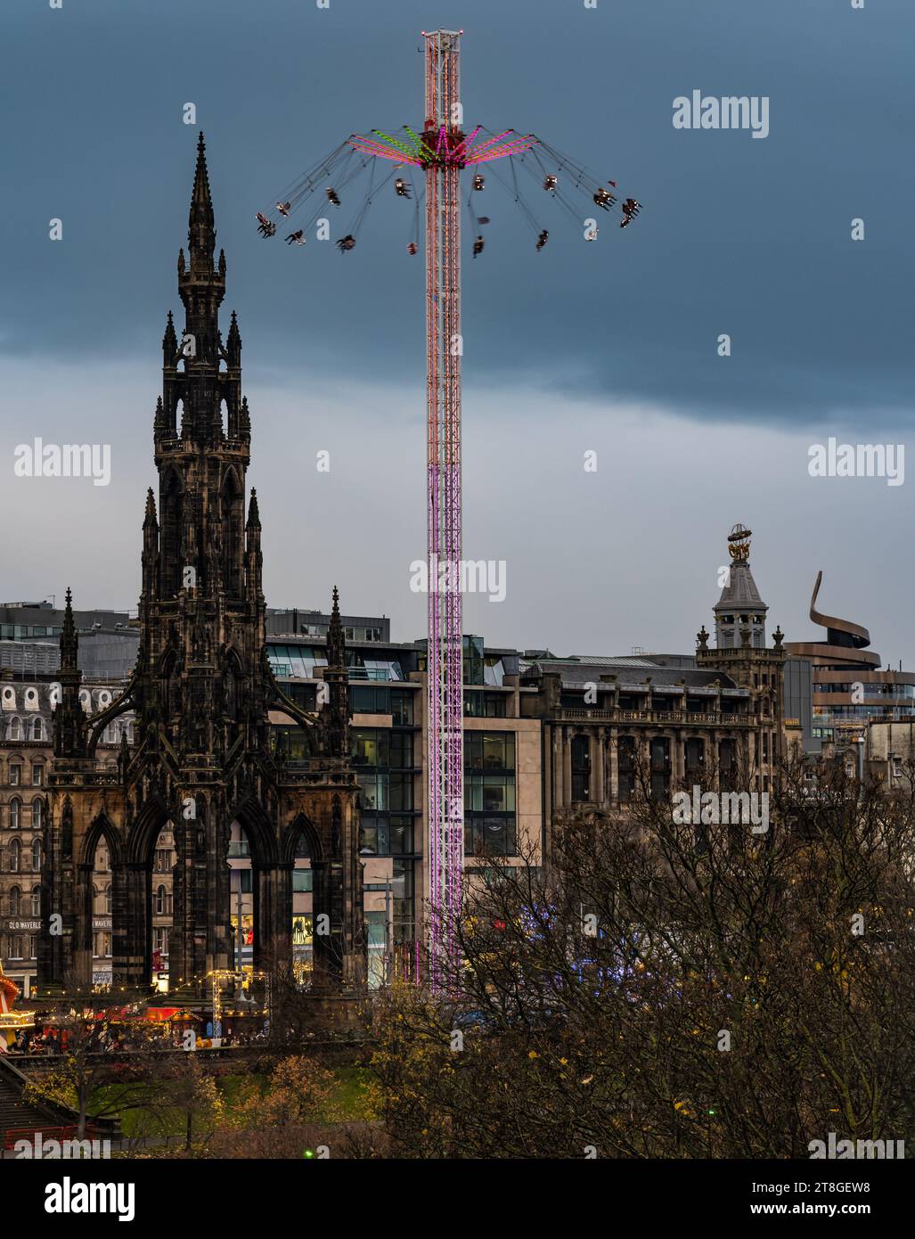 Edinburgh, Schottland, Vereinigtes Königreich, 20. November 2023. Weihnachtsszenen: Die Lichter des Weihnachtsmarktes und die Sternflyer-Fahrt sind eine Attraktion in der Dämmerung. Quelle: Sally Anderson/Alamy Live News Stockfoto