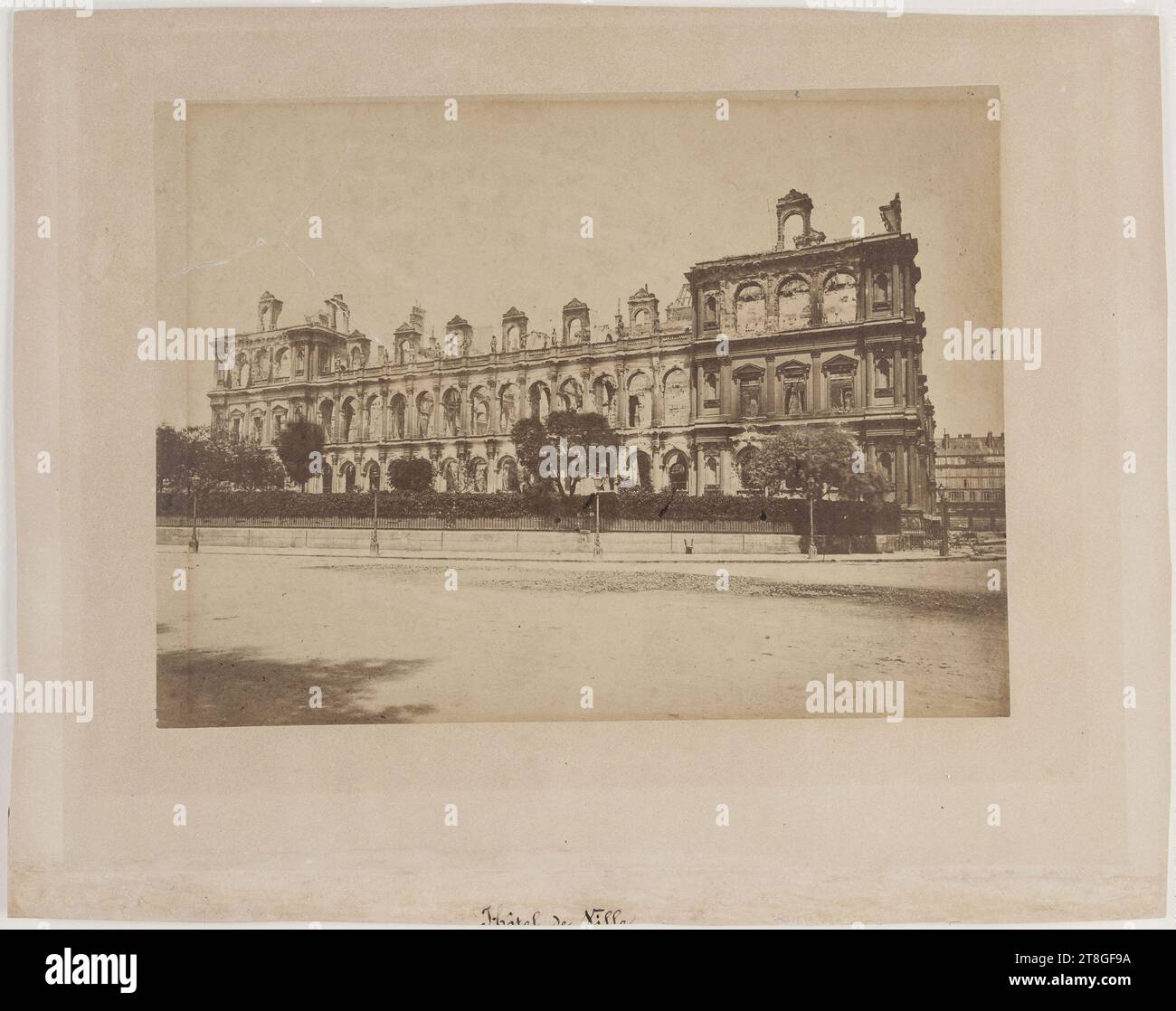 Ruinen der Kommune 1871. Hôtel de Ville après l'Incendie, 4. Arrondissement, Paris, Fotograf, 1871, Fotografie, Grafik, Fotografie, Albumendruck, Abmessungen - Werk: Höhe: 18,2 cm, Breite: 24,6 cm Stockfoto