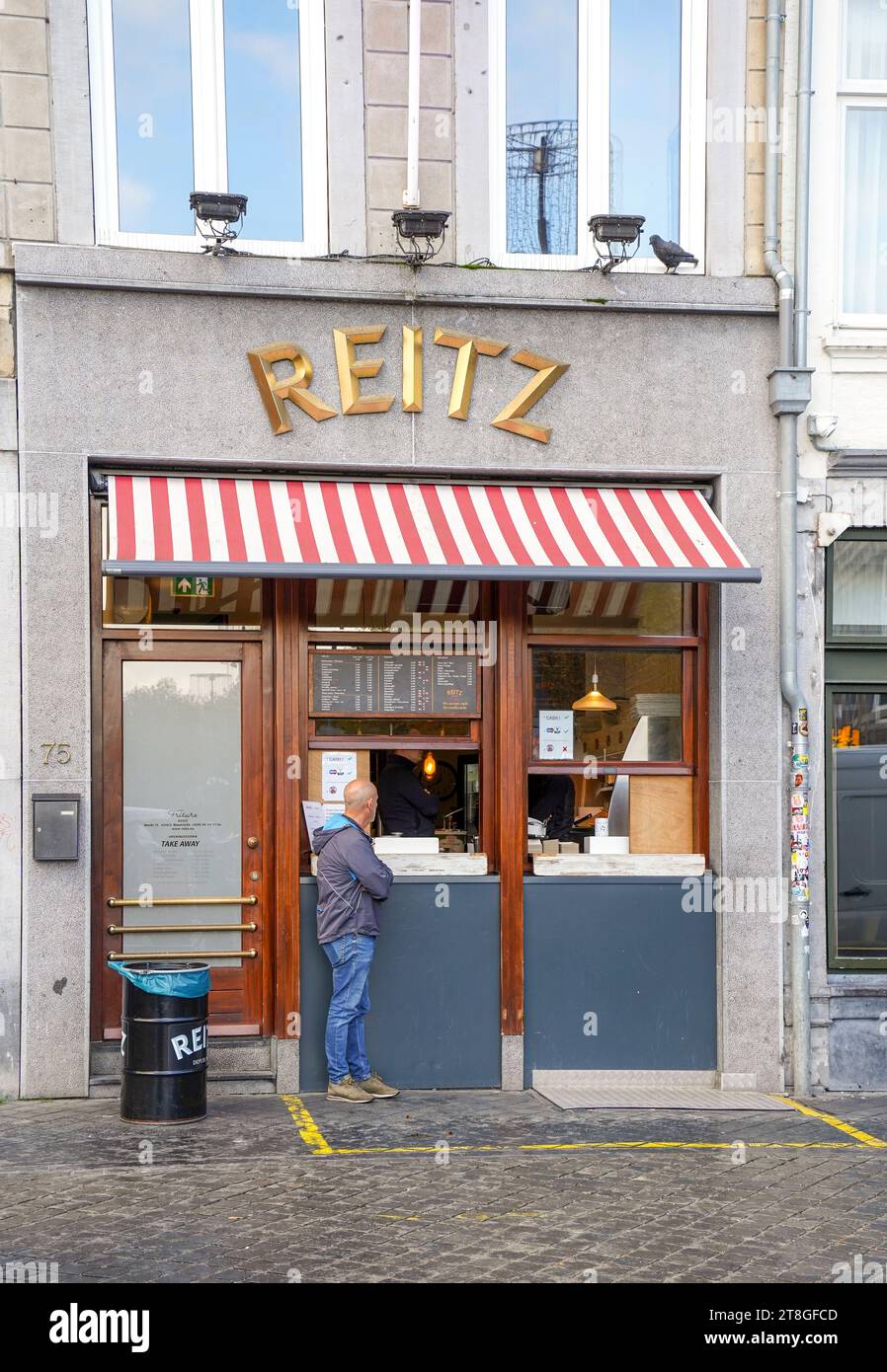 Berühmte, niederländisch-belgische Pommes, Frituur - Restaurant Reitz am Markt, Maastricht, Limburg, Niederlande. Stockfoto