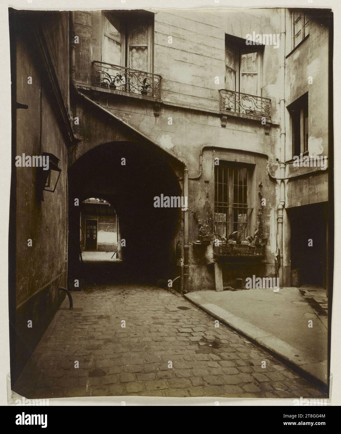 4 Massillon Street. 4. Arrondissement, Paris, Atget, Eugène (Jean Eugène Auguste Atget), Fotograf, Fotografie, Grafik, Albumendruck, Abmessungen – Arbeit: Höhe: 21,9 cm, Breite: 17,6 cm Stockfoto