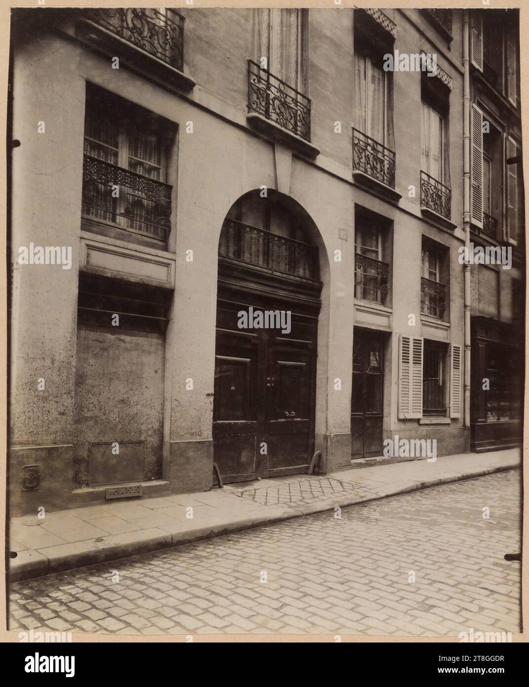 Ehemaliges Hotel, Rue Saint-Guillaume 15, 7. Arrondissement, Paris, Atget, Eugène (Jean Eugène Auguste Atget), Fotograf, Fotografie, Grafik, Albumendruck, Abmessungen – Arbeit: Höhe: 21,5 cm, Breite: 17,4 cm Stockfoto