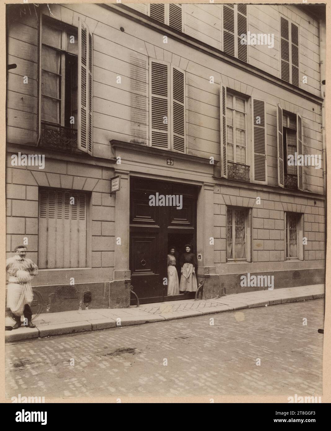 Ehemaliges Hotel, Rue Saint-Guillaume 29, 7. Arrondissement, Paris, Atget, Eugène (Jean Eugène Auguste Atget), Fotograf, Fotografie, Grafik, Albumendruck, Abmessungen – Arbeit: Höhe: 21,8 cm, Breite: 17,5 cm Stockfoto