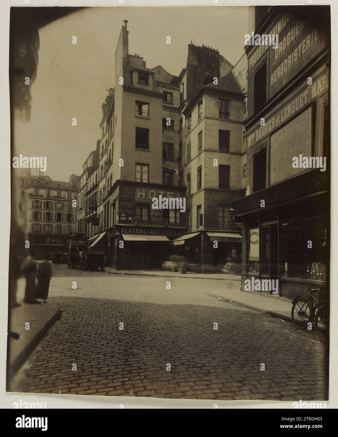 Ecke Rue des Lombards und Rue Saint Denis, 1. Und 4. Arrondissement, Paris, Atget, Eugène (Jean Eugène Auguste Atget), Fotograf, Fotografie, Grafik, Albumendruck, Abmessungen – Arbeit: Höhe: 21,4 cm, Breite: 17,6 cm Stockfoto