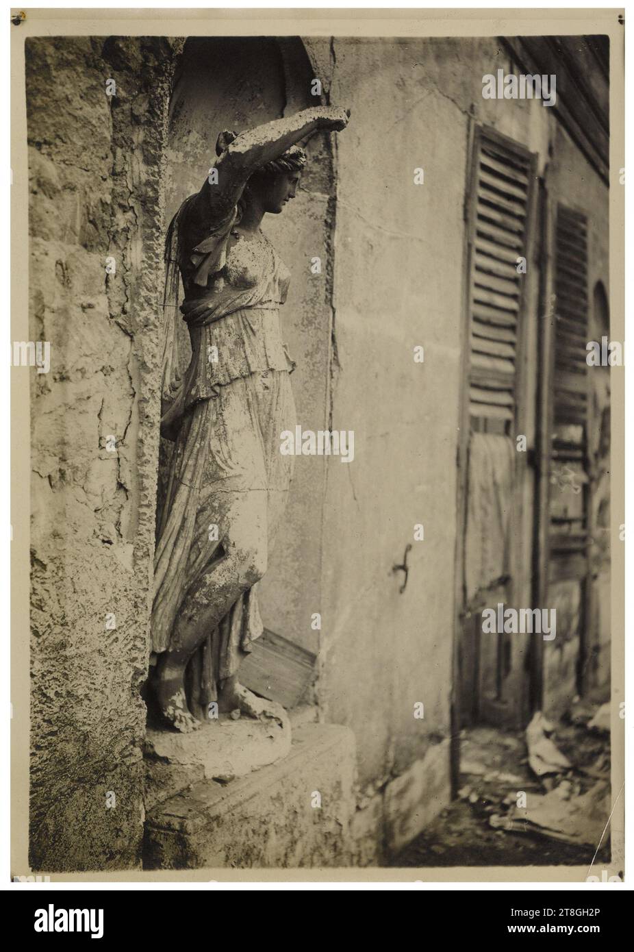 Statue an der Fassade eines Hauses, Paris, Fotograf, 1907, Fotografie, Grafik, Fotografie, Gelatinedruckbromiddruck, Abmessungen - Werk: Höhe: 16,8 cm, Breite: 11,8 cm, Abmessungen - Antike Halterung:, Höhe: 17,7 cm, Breite: 12,9 cm Stockfoto