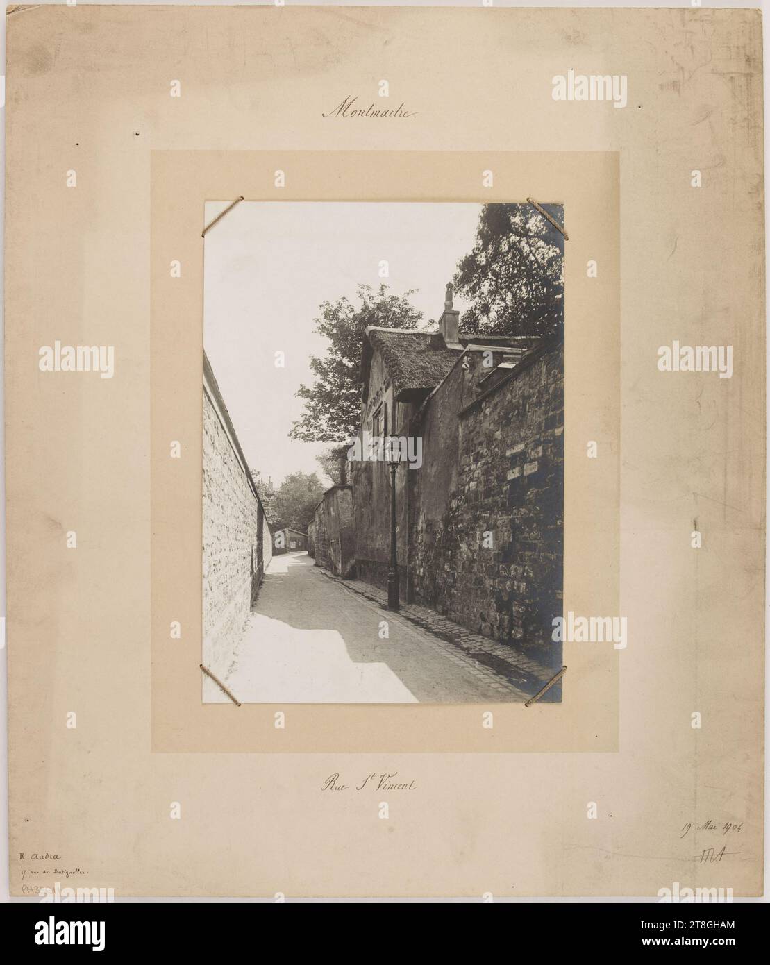 Rue Saint-Vincent, Montmartre, 18. Arrondissement, Paris, Audra, René, Fotograf, EN 19-5-1904, Fotografie, Grafik, Fotografie, Gelatino Silberbromiddruck, Abmessungen - Werk: Höhe: 22,4 cm, Breite: 16,2 cm, Abmessungen - Antike Halterung:, Höhe: 40,2 cm, Breite: 34,1 cm Stockfoto