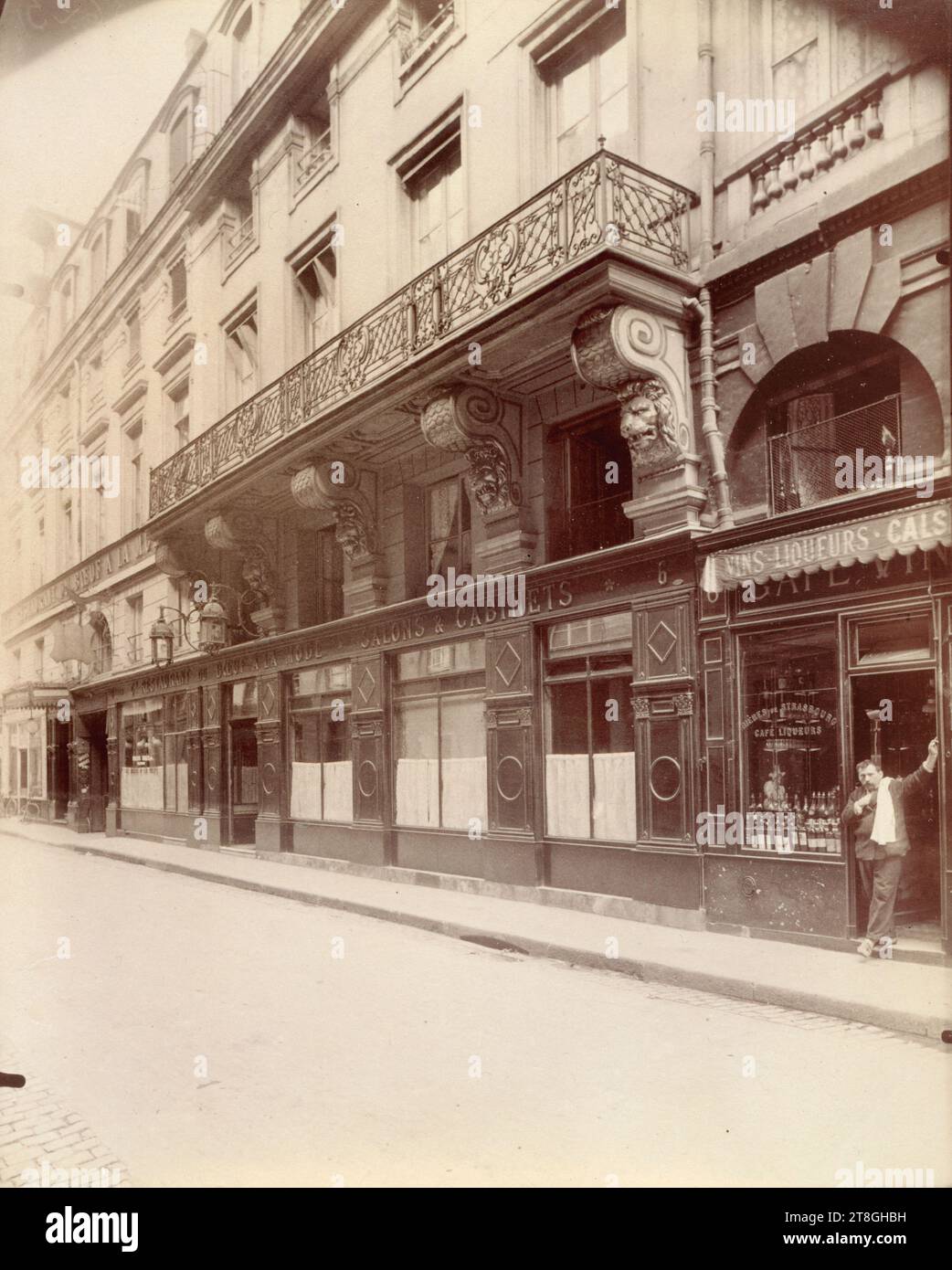 Balkon des Restaurants „Bœuf à la Mode“, Rue de Valois 6, 1. Arrondissement, Paris, Atget, Eugène (Jean Eugène Auguste Atget), Fotograf, 1899, Fotografie, Grafik, Fotografie, Albumendruck, Abmessungen - Werk: Höhe: 22,2 cm, Breite: 17,3 cm Stockfoto