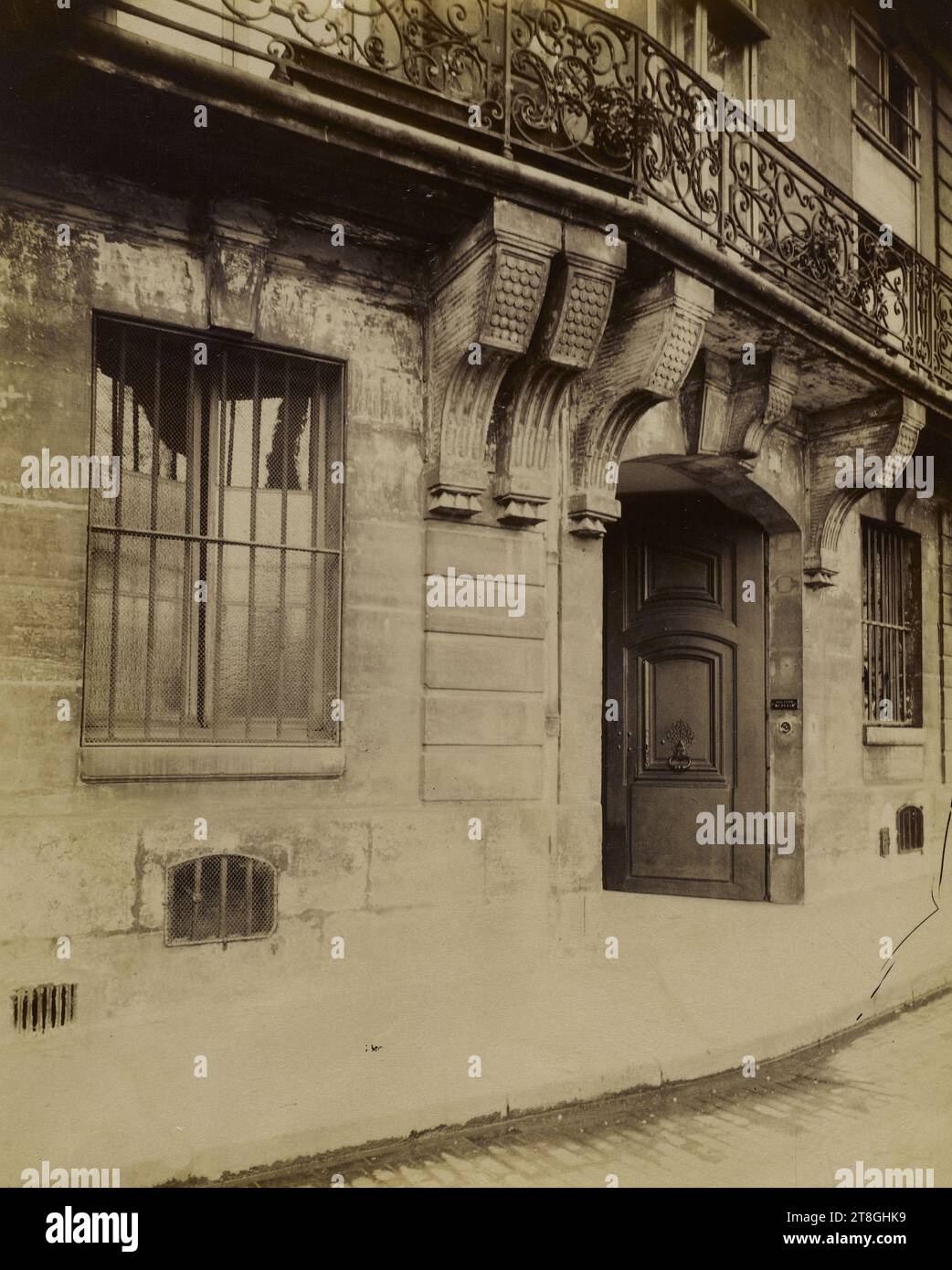 Balkon, Hôtel Lambert, 3 Quai d'Anjou, 4. Arrondissement, Paris, Atget, Eugène (Jean Eugène Auguste Atget), Fotograf, Fotografie, Grafik, Albumendruck, Abmessungen – Arbeit: Höhe: 21,7 cm, Breite: 17,7 cm Stockfoto