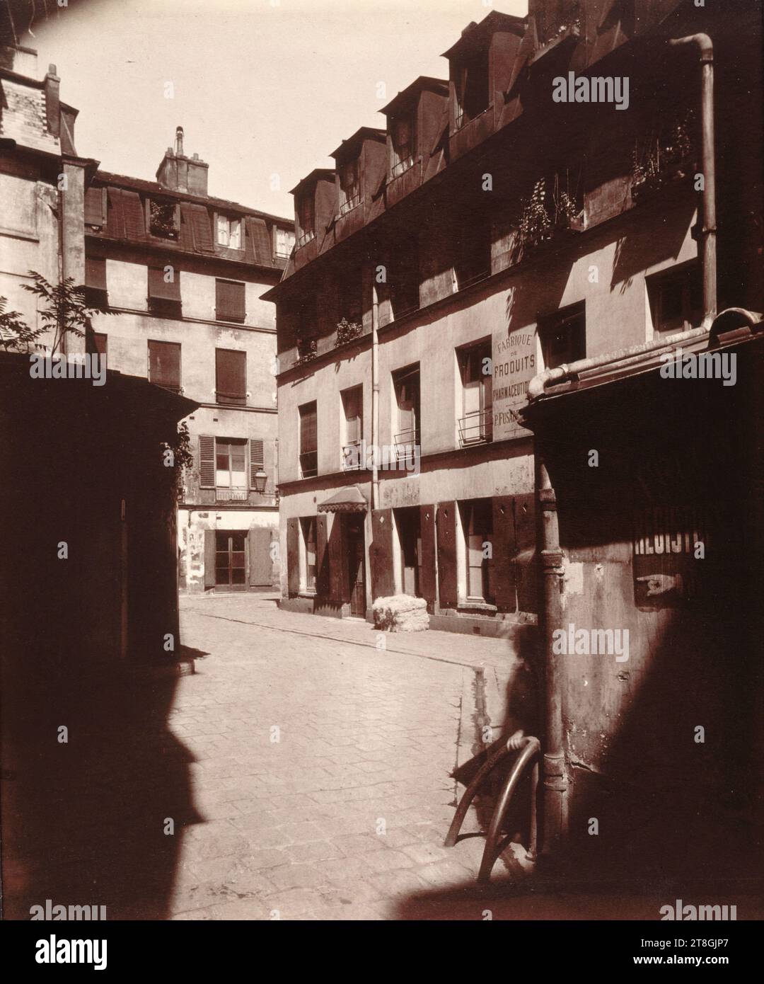 Innenhof, Rue de Jarente 4, 4. Arrondissement, Paris, Atget, Eugène (Jean Eugène Auguste Atget), Fotograf, Array, Foto, Fotografie, Albumendruck, Abmessungen – Arbeit: Höhe: 21,8 cm, Breite: 17,9 cm Stockfoto