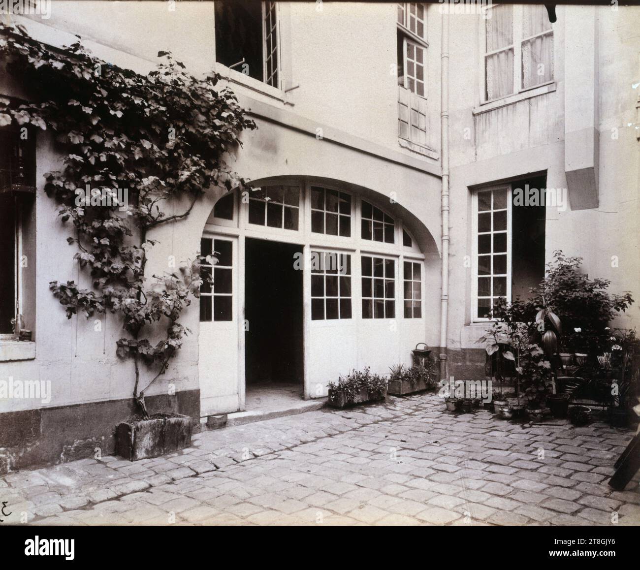 Innenhof, Rue Beautreillis 7, 4. Arrondissement, Paris, Atget, Eugène (Jean Eugène Auguste Atget), Fotograf, Fotografie, Grafik, Albumendruck, Abmessungen – Arbeit: Höhe: 17,9 cm, Breite: 21,7 cm Stockfoto