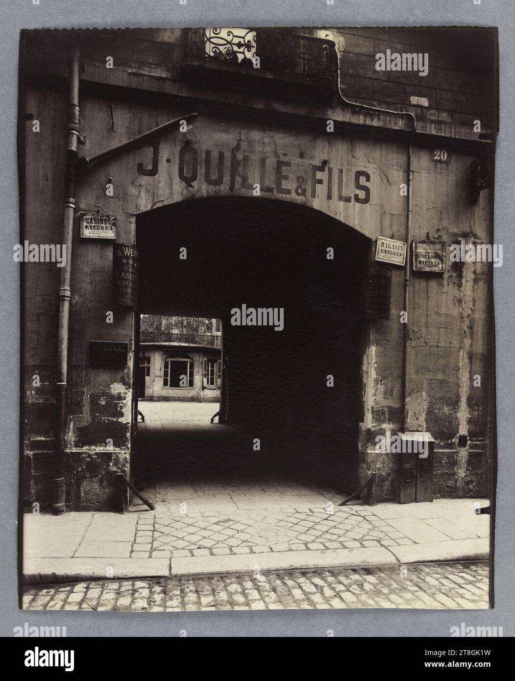 Innenhof des Hotels, genannt "Juden", Rue Ferdinand-Duval 20, 4. Arrondissement, Paris, Atget, Eugène (Jean Eugène Auguste Atget), Fotograf, Fotografie, Grafik, Albumendruck, Abmessungen – Arbeit: Höhe: 22 cm, Breite: 18 cm Stockfoto