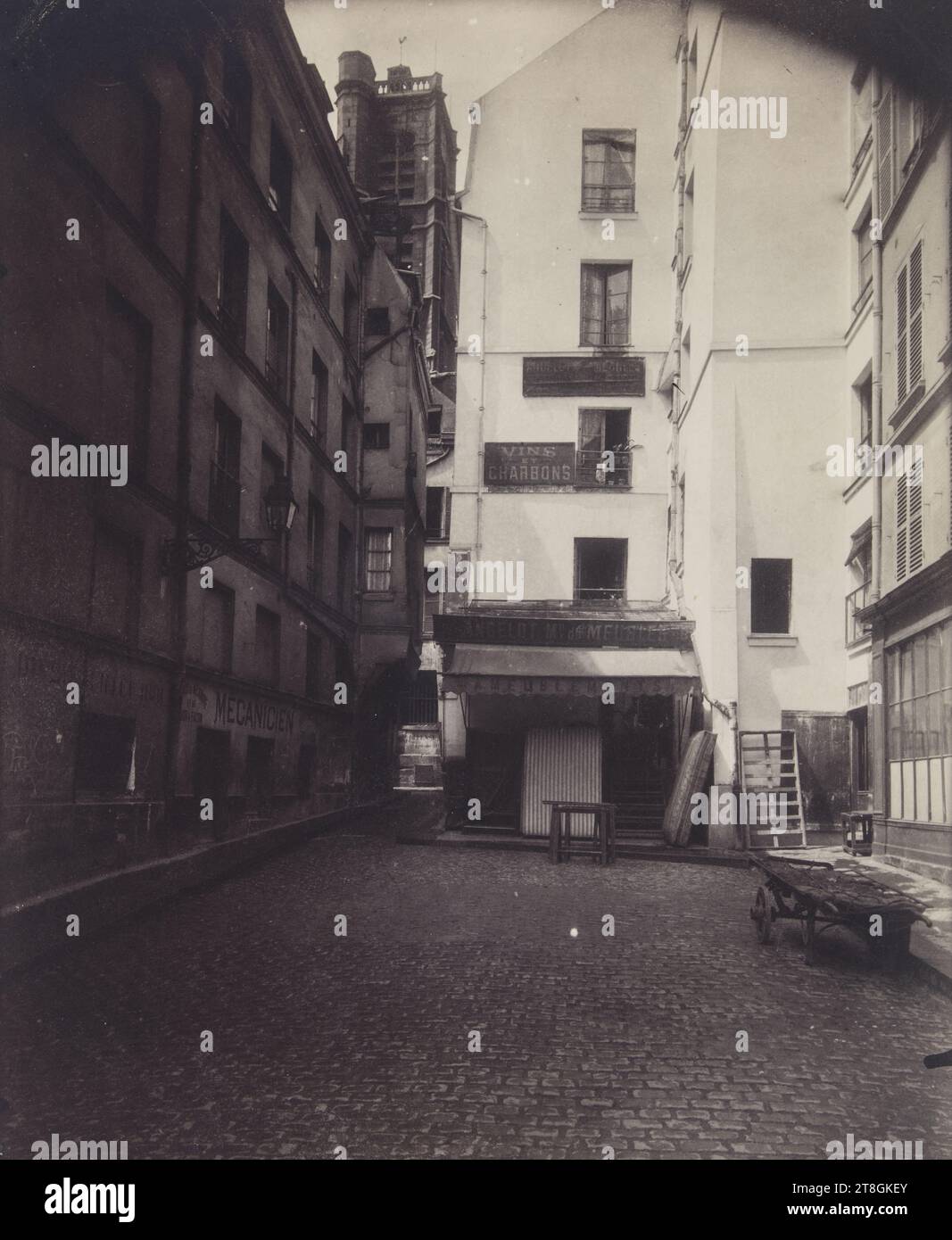 Innenhof, Rue du Grenier-sur-l'eau, 4. Arrondissement, Paris, Atget, Eugène (Jean Eugène Auguste Atget), Fotograf, Fotografie, Grafik, Albumendruck, Abmessungen – Arbeit: Höhe: 22,1 cm, Breite: 17,9 cm Stockfoto