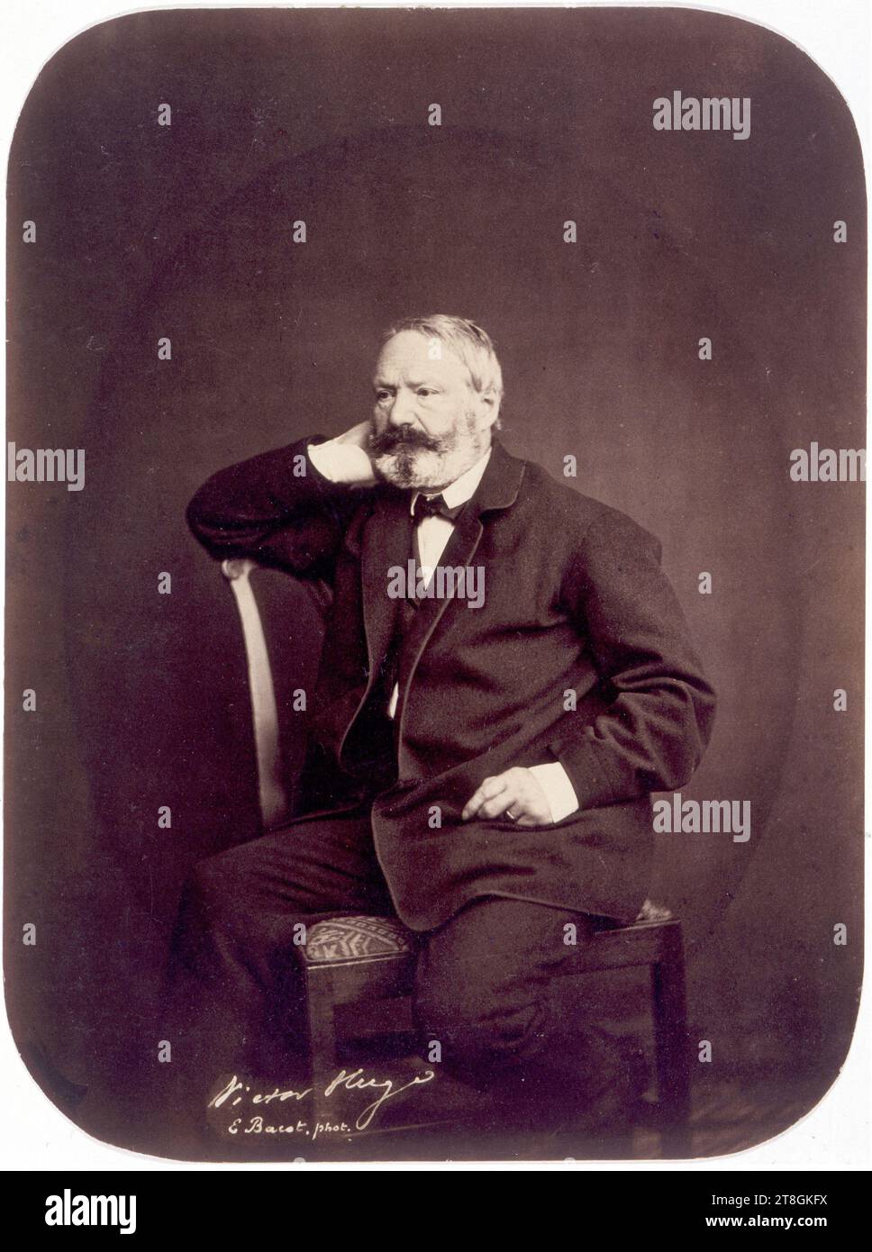 Victor Hugo saß zu drei Vierteln in Guernsey, Bacot, Edmond, Photographe, Sommer 1862, 2. Hälfte des 19. Jahrhunderts, Maison de Victor Hugo - Hauteville House, Fotografie, Albumen-Papierdruck, Guernsey, Abmessungen - Werk: Höhe: 25,4 cm, Breite: 19 cm Stockfoto