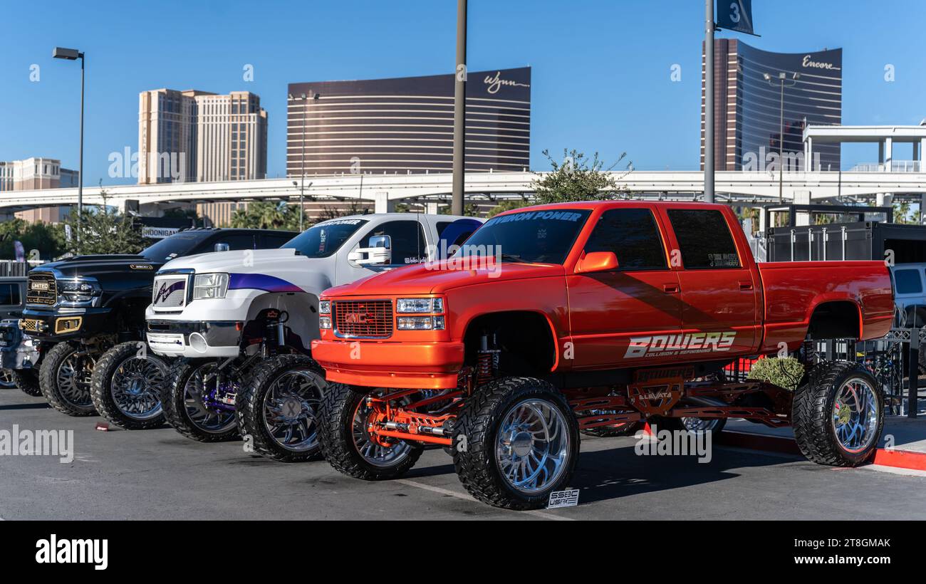 SEMA '23 - drei Hubwagen, Fachmesse der Specialty Equipment Market Association (SEMA). Stockfoto