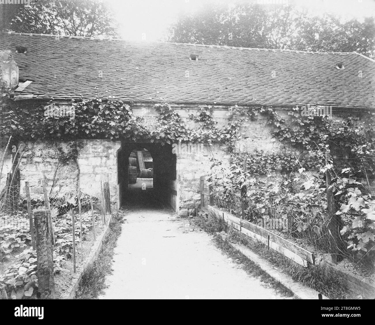 Lagerhäuser von Bercy (Weinhalle), 12. Arrondissement, Paris, Atget, Eugène (Jean Eugène Auguste Atget), Fotograf, Fotografie, Grafik, Albumendruck, Abmessungen – Arbeit: Höhe: 17,6 cm, Breite: 22,3 cm Stockfoto