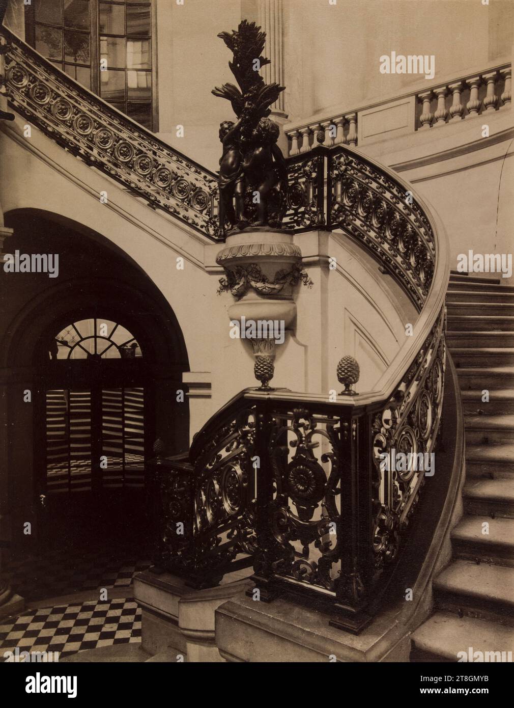 Treppe, Inneres des Palais Royal, Staatsrat, 1. Arrondissement, Paris, Atget, Eugène (Jean Eugène Auguste Atget), Fotograf, Fotografie, Grafik, Albumendruck, Abmessungen – Arbeit: Höhe: 21,7 cm, Breite: 17,9 cm Stockfoto