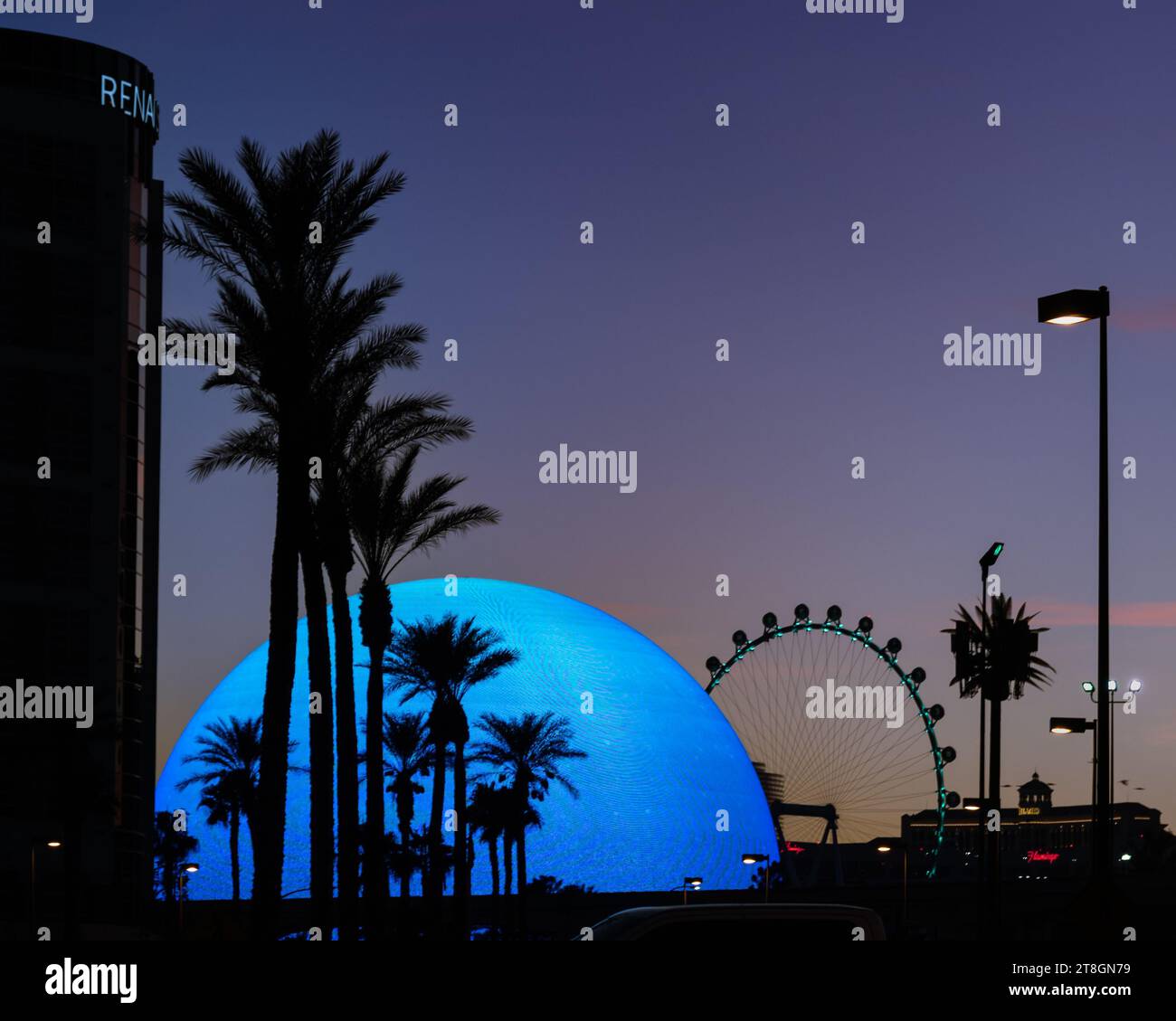 LAS VEGAS, NV/USA - 2. NOVEMBER 2023: Das MSG Sphere and High Roller Observation Wheel im glitzernden Las Vegas, Nevada. Stockfoto