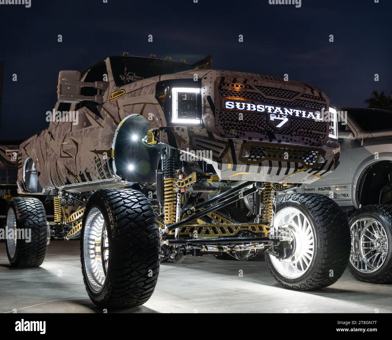 LAS VEGAS, NV/USA - 2. NOVEMBER 2023: Hebebühne mit Beleuchtungskit bei Nacht, Fachmesse Specialty Equipment Market Association (SEMA). Stockfoto