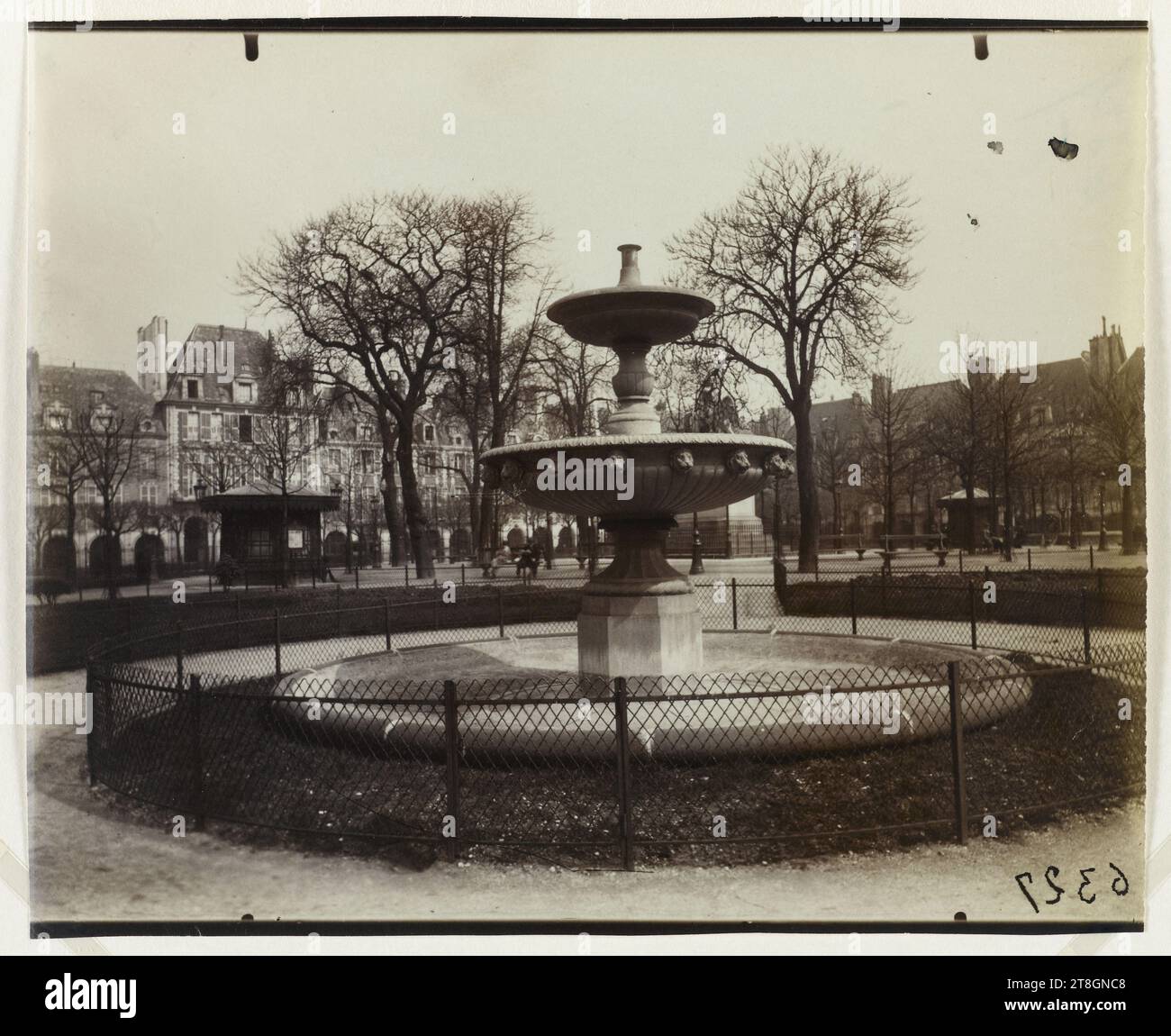Eine Ecke des Place des Vosges, 4. Arrondissement, Paris, Atget, Eugène (Jean Eugène Auguste Atget), Fotograf, Fotografie, Grafik, Albumendruck, Abmessungen – Arbeit: Höhe: 18,1 cm, Breite: 21,9 cm Stockfoto