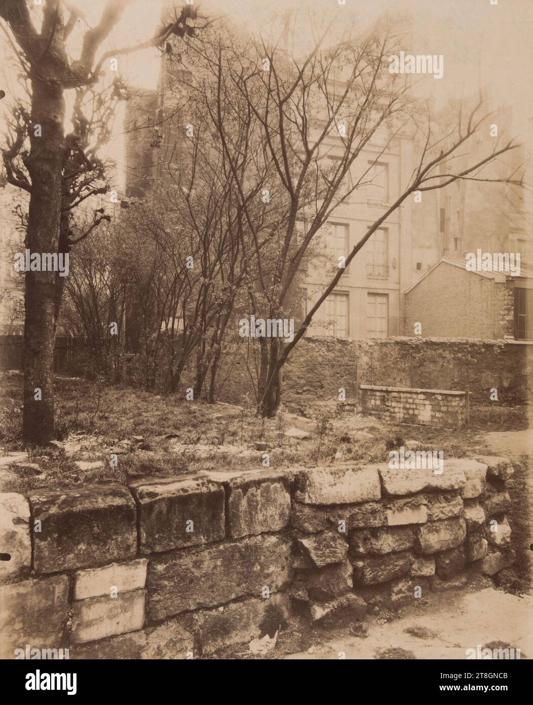 Eine Ecke des Hofes des ehemaligen Hôtel-Dieu, 4. Arrondissement, Paris, Atget, Eugène (Jean Eugène Auguste Atget), Fotograf, Fotografie, Grafik, Albumendruck, Abmessungen – Arbeit: Höhe: 21,7 cm, Breite: 17,7 cm Stockfoto