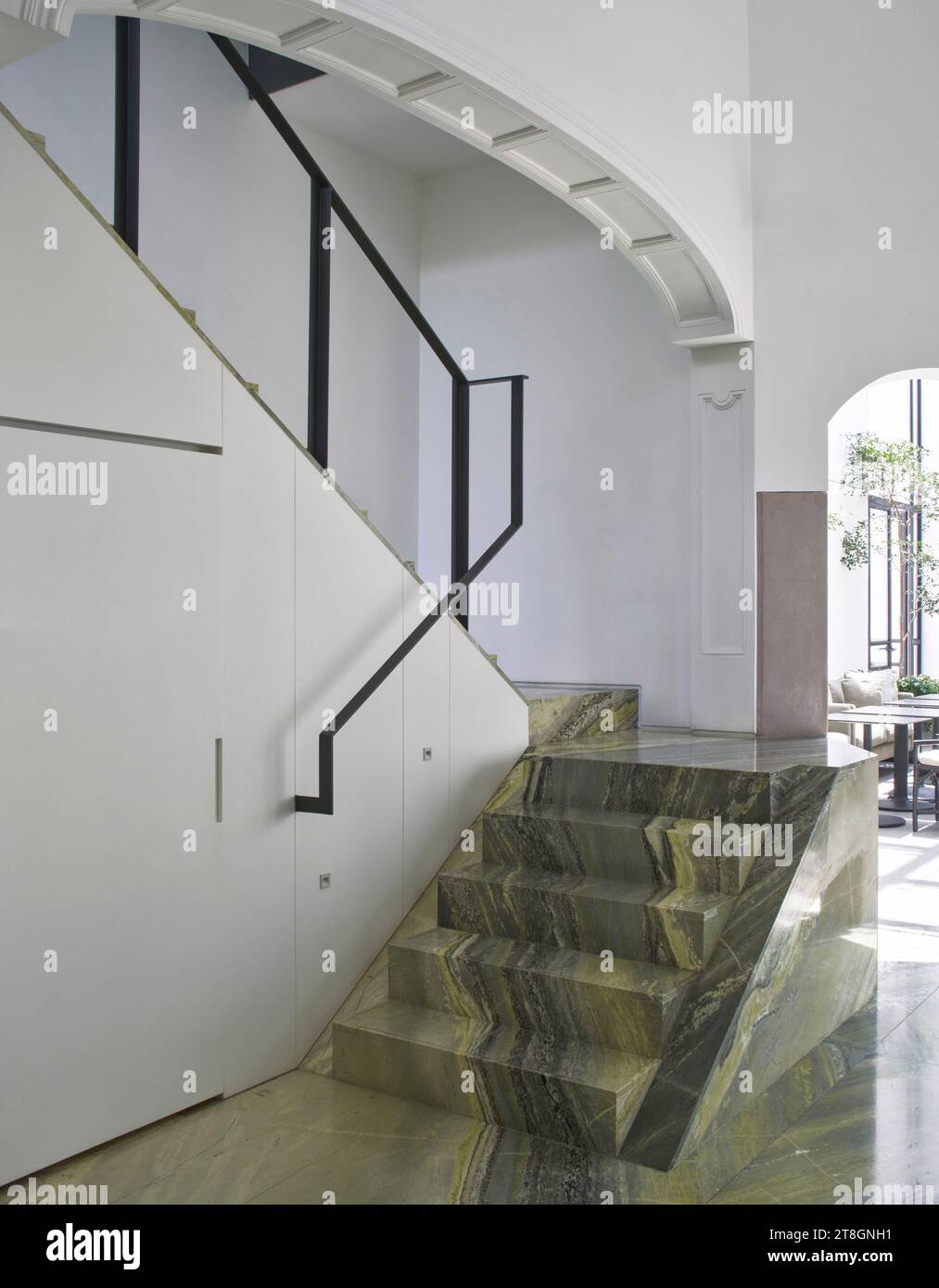 Treppe zur Rezeption. Hotel Casa Polanco, Mexiko-Stadt, Mexiko. Architekt: Gantous Arquitectos, 2022. Stockfoto