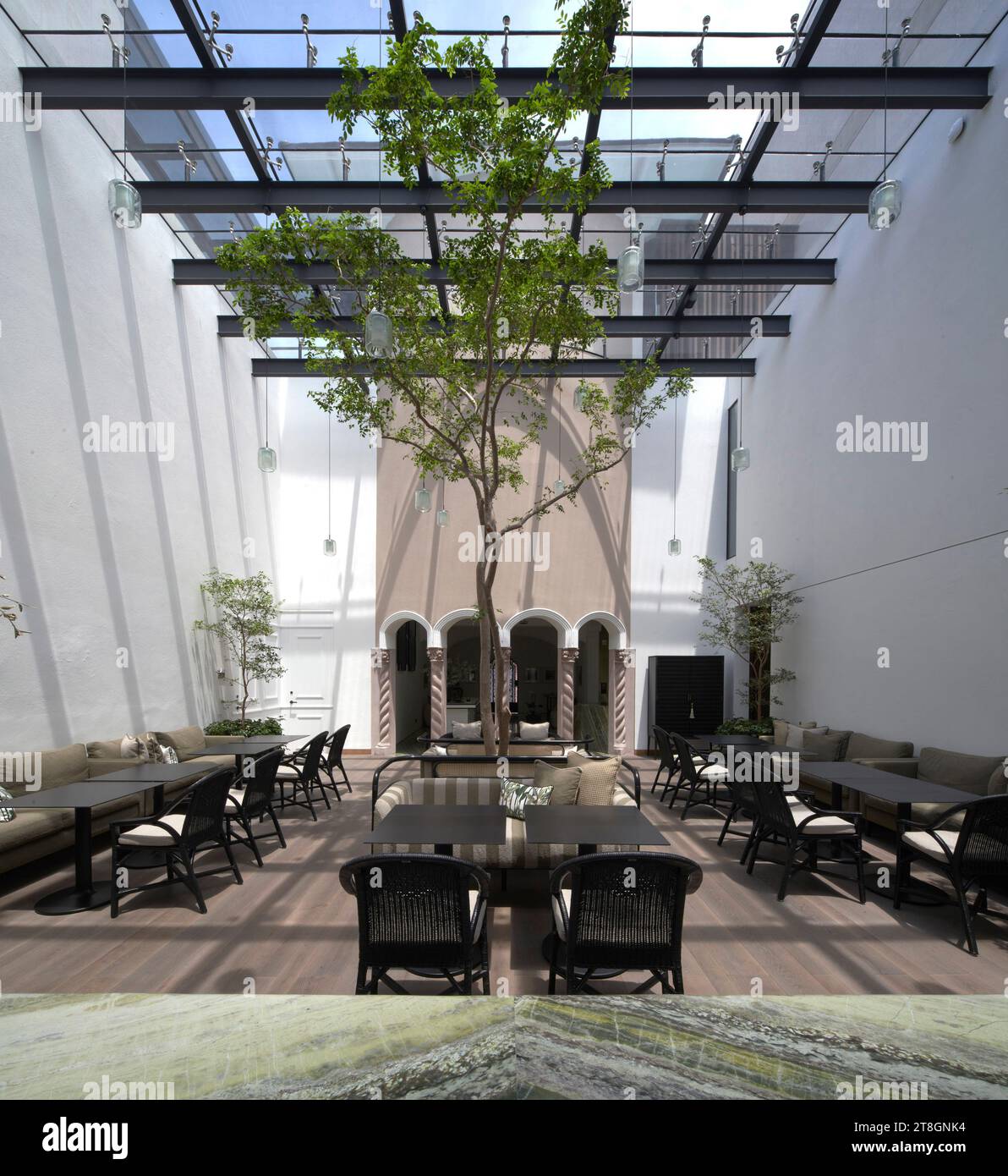 Außenhof mit Glasdach. Hotel Casa Polanco, Mexiko-Stadt, Mexiko. Architekt: Gantous Arquitectos, 2022. Stockfoto