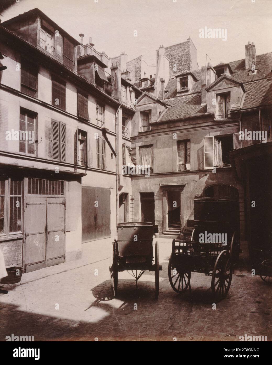 Vieille Cour, 6 rue de Fourcy, 4. Arrondissement, Paris, Atget, Eugène (Jean Eugène Auguste Atget), Fotograf, Fotografie, Grafik, Albumendruck, Abmessungen – Arbeit: Höhe: 21,8 cm, Breite: 18,3 cm Stockfoto