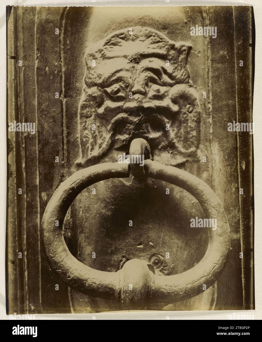 Türklopfer. 10 rue Saint-Louis-en-l'Ile, 4. Arrondissement, Paris, Atget, Eugène (Jean Eugène Auguste Atget), Fotograf, Fotografie, Grafik, Albumendruck, Abmessungen – Arbeit: Höhe: 22 cm, Breite: 17,6 cm Stockfoto