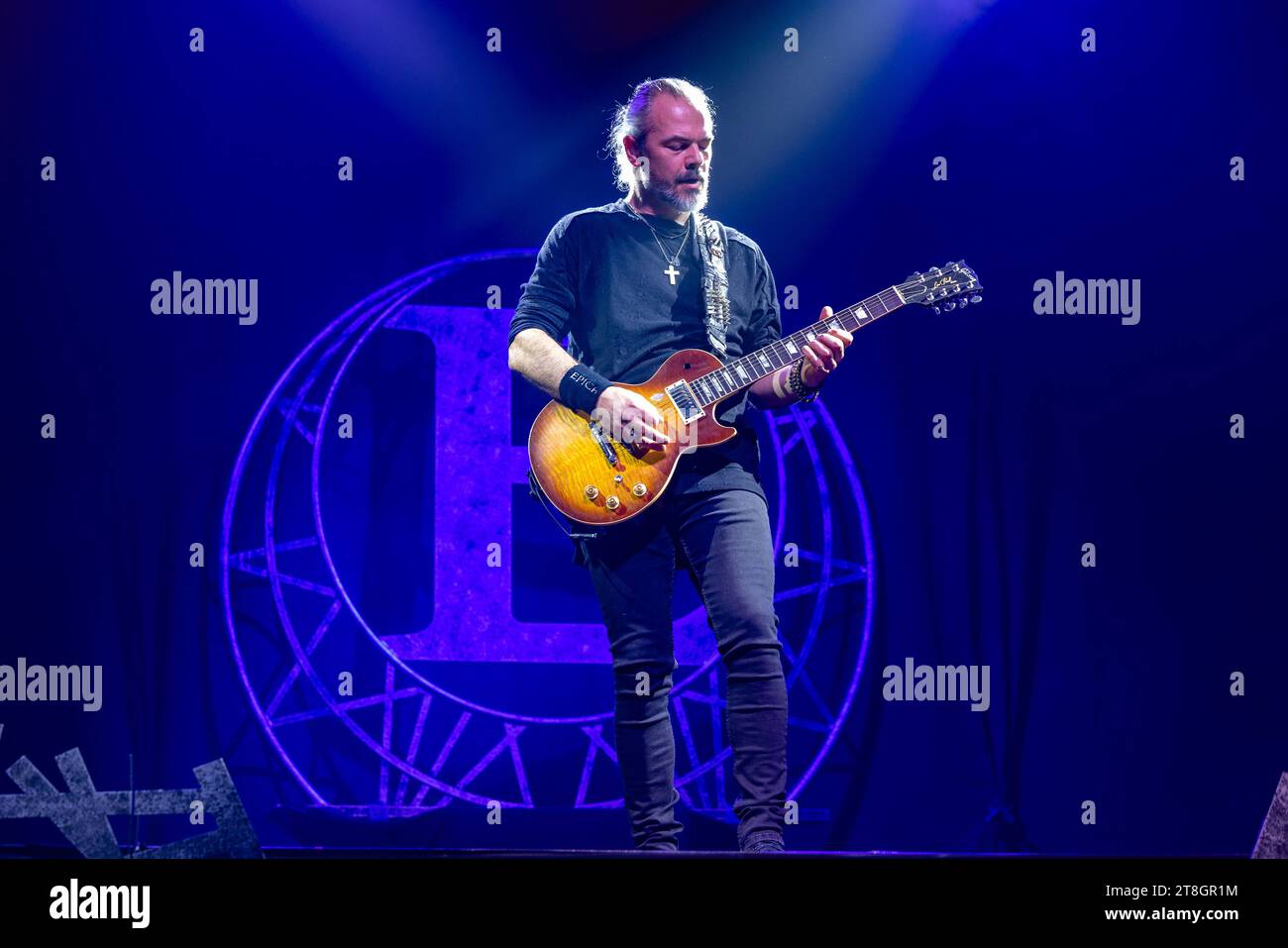 10. Ausgabe des METAL HAMMER Paradise Alljährlich trifft sich die Metalszene zum Saisonausklang gemeinsam an der Ostsee zum Indoor Festival. 4000 Metalheads erlebten mit 27 Bands vor Ort das Jubiläum am Weissenhäuser Strand. Auch der DACHHIMMEL EPICA startete durch. Schleswig Holstein Deutschland  JR57874 *** Zehnte Ausgabe von METAL HAMMER Paradise jedes Jahr, die Metal-Szene trifft sich am Ende der Saison an der Ostsee zum Indoor-Festival 4000 Metalheads erlebten das Jubiläum mit 27 Bands vor Ort im Weissenhäuser Strand der HEADLINER EPICA startete ebenfalls über Schlesw Stockfoto