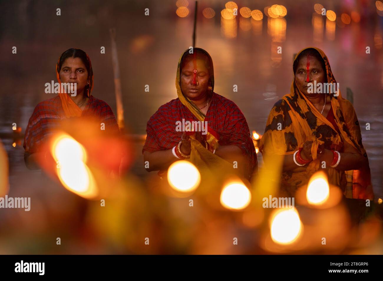 Chhath Puja ist ein viertägiges hinduistisches Festival, das der Anbetung des Sonnengottes Surya und seiner Gefährten Usha und Pratjuscha gewidmet ist. Stockfoto