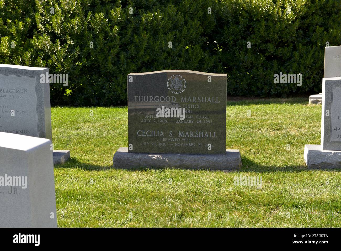 Die Grabstätte und der Grabstein von Thurgood Marshall interniert auf dem Arlington National Cemetery in Virginia Stockfoto