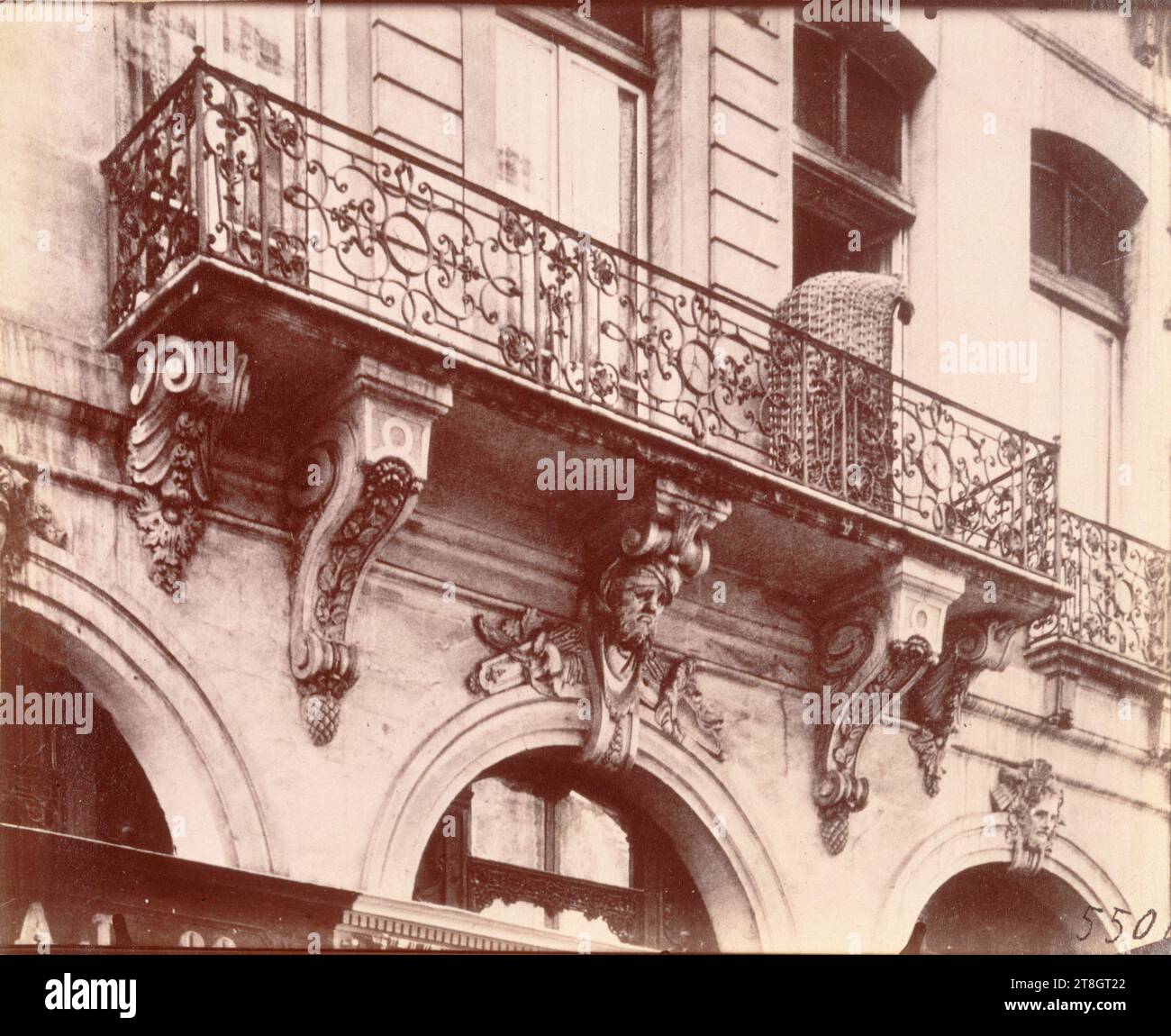Hôtel du President Henault, 4. Arrondissement, Paris, Atget, Eugène (Jean Eugène Auguste Atget), Fotograf, Fotografie, Grafik, Albumendruck, Abmessungen – Arbeit: Höhe: 18,1 cm, Breite: 22,2 cm Stockfoto