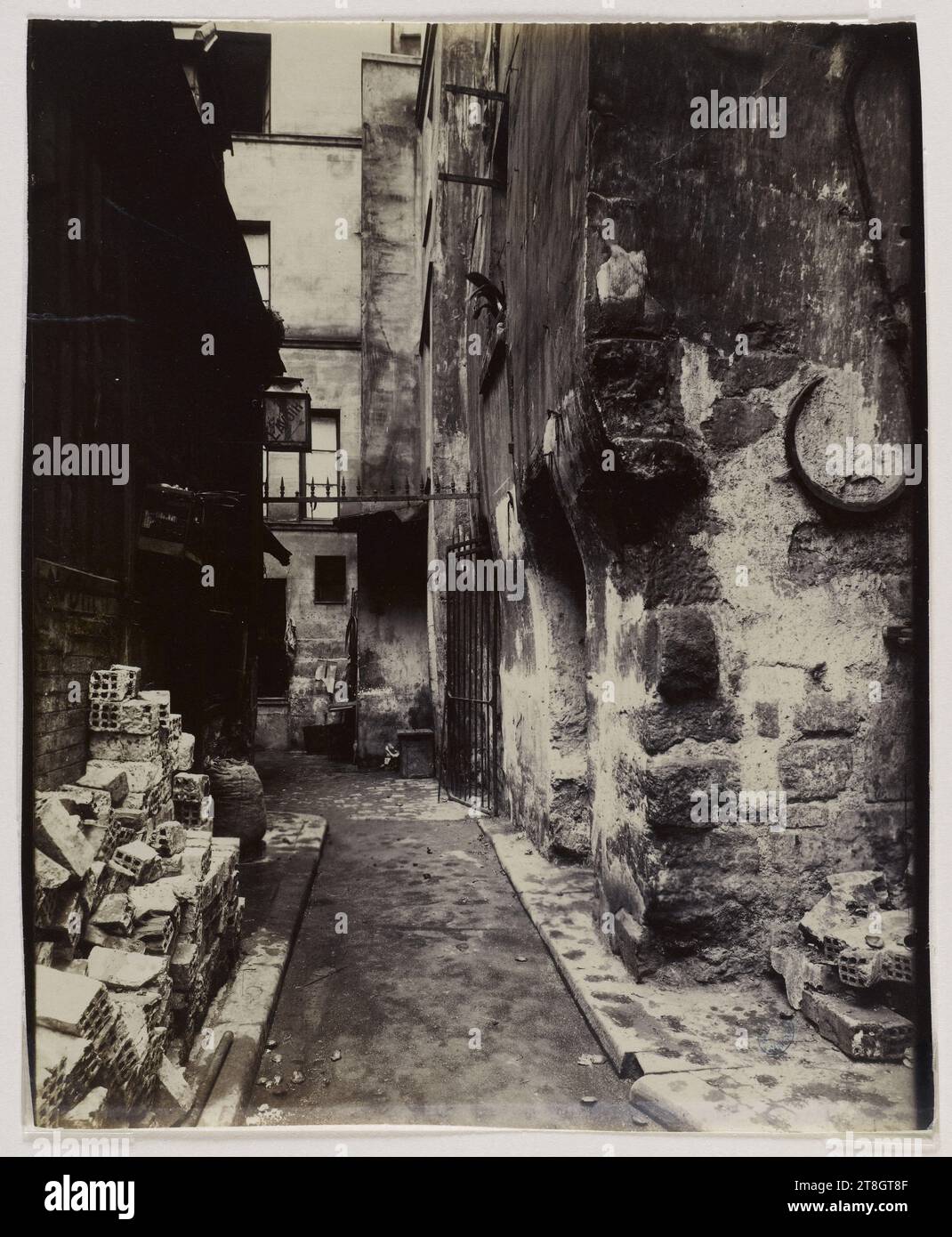 Impasse de la Baudoierie, Rue de Venise, 4. Arrondissement, Paris, Atget, Eugène (Jean Eugène Auguste Atget), Fotograf, Fotografie, Grafik, Albumendruck, Abmessungen – Arbeit: Höhe: 22 cm, Breite: 17,7 cm Stockfoto