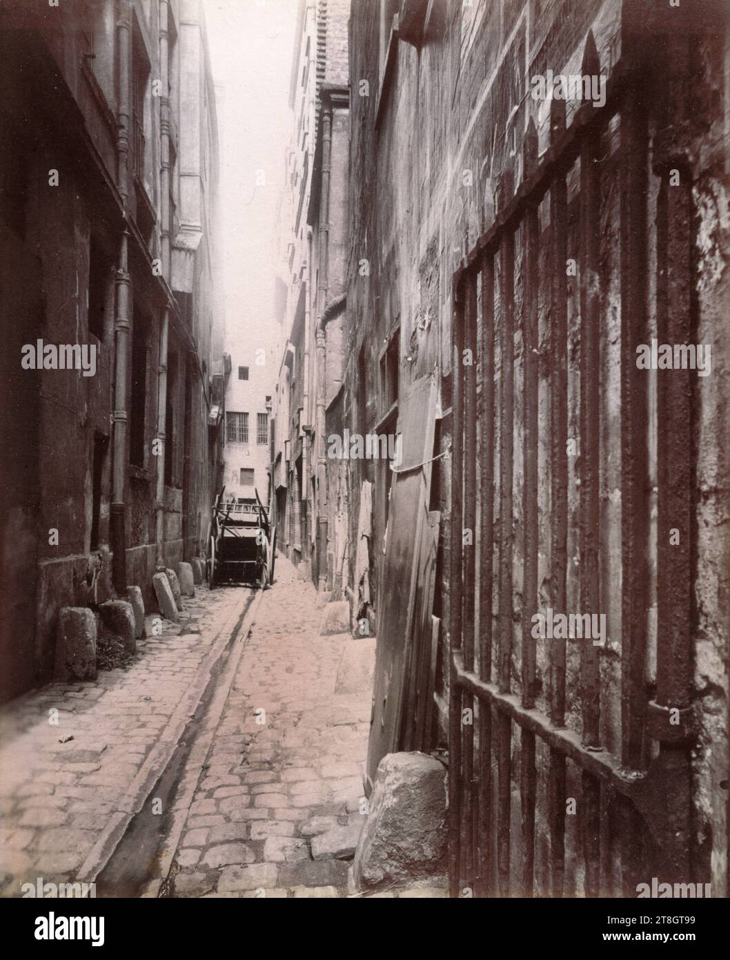 Impasse ou cul-de-sac du Bœuf, 10 rue Saint Merri, 4. Arrondissement, Paris, Atget, Eugène (Jean Eugène Auguste Atget), Fotograf, Fotografie, Grafik, Albumendruck, Abmessungen – Arbeit: Höhe: 21,8 cm, Breite: 18,2 cm Stockfoto